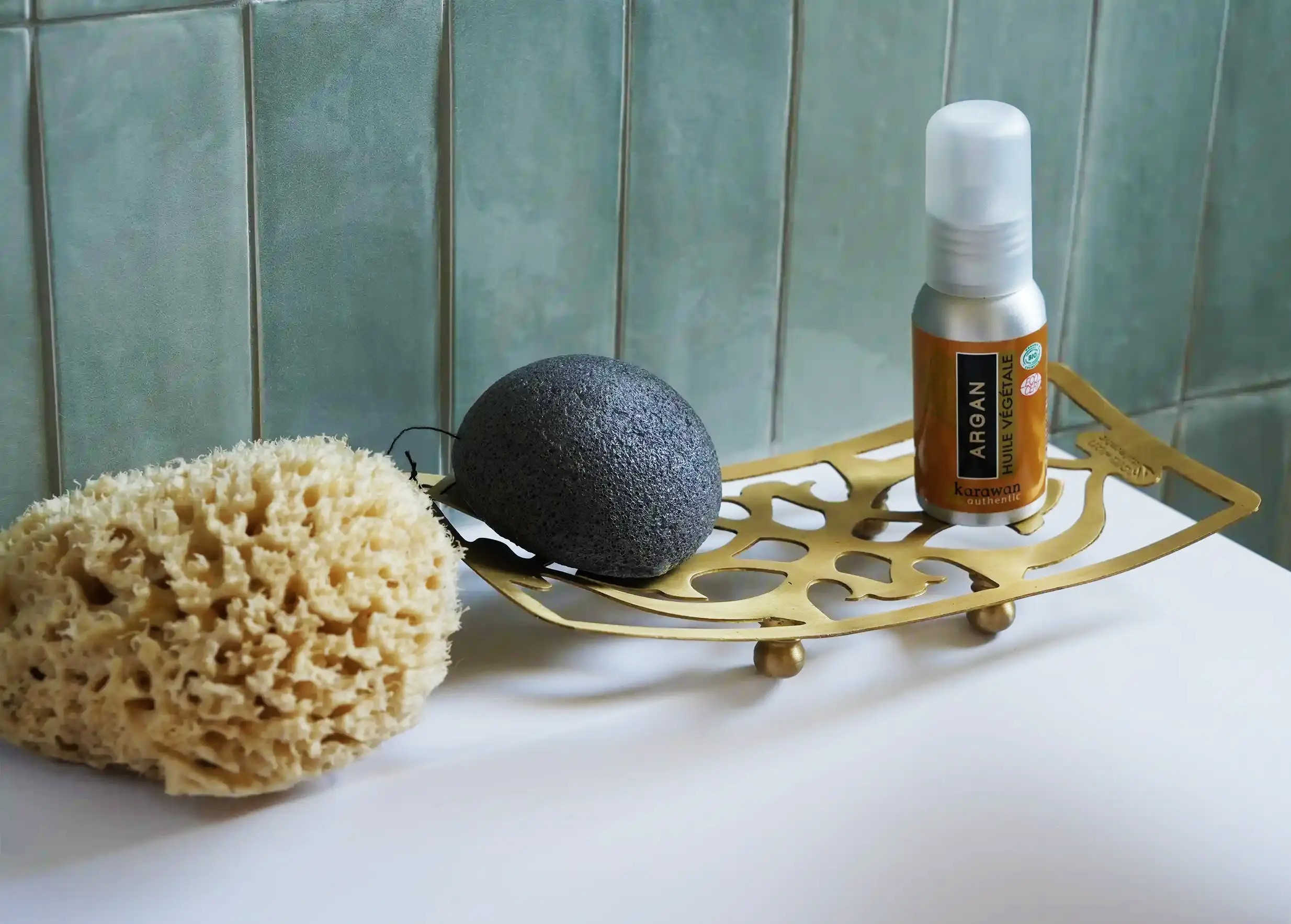Support d'accessoires de bain en laiton accompagné d'une éponge de mer et d'huile d'argan, modèle Osman de la marque Karawan