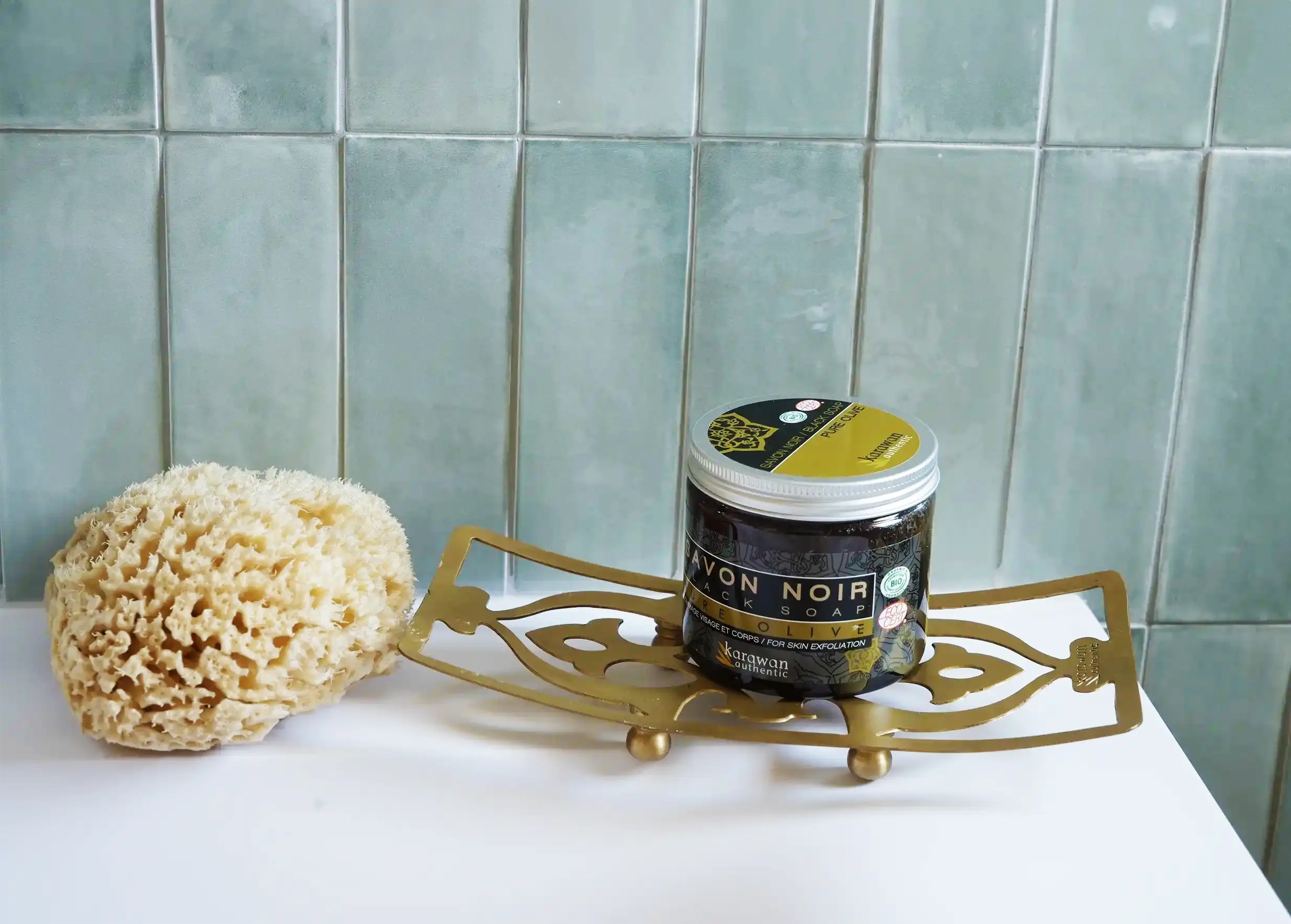 Support d'accessoires de bain en laiton accompagné d'une éponge de mer et de savon noir, modèle Osman de la marque Karawan