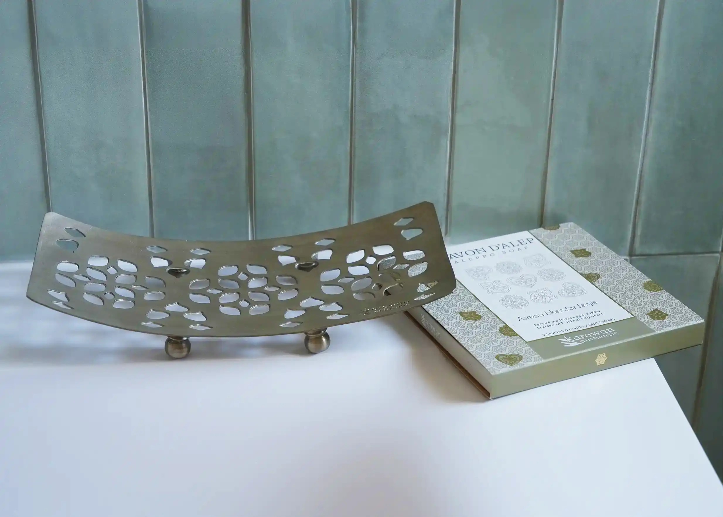 Support d'accessoires de bain en laiton accompagné de savon d'Alep, modèle Osman de la marque Karawan