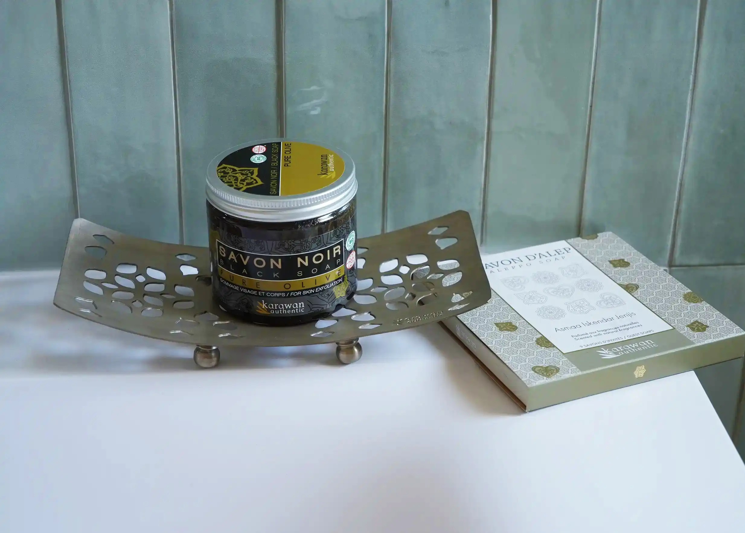 Support d'accessoires de bain en laiton accompagné de savon noir, modèle Osman de la marque Karawan