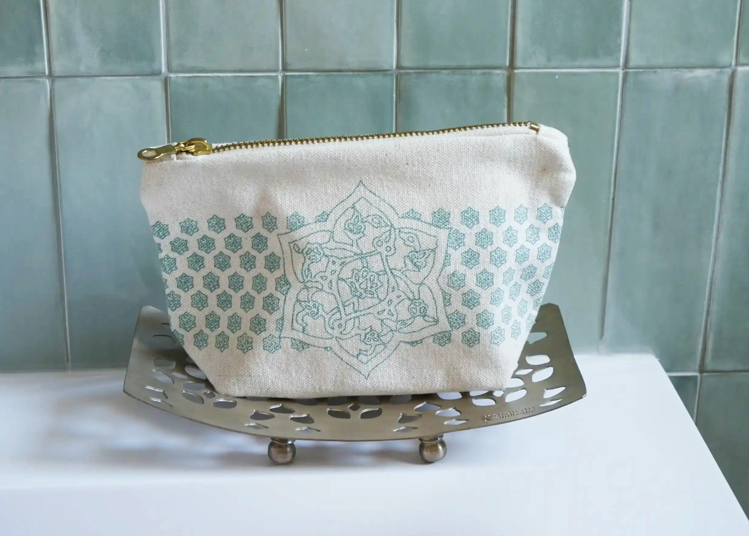 Support d'accessoires de bain en laiton accompagné d'une trousse de toilette, modèle Osman de la marque Karawan