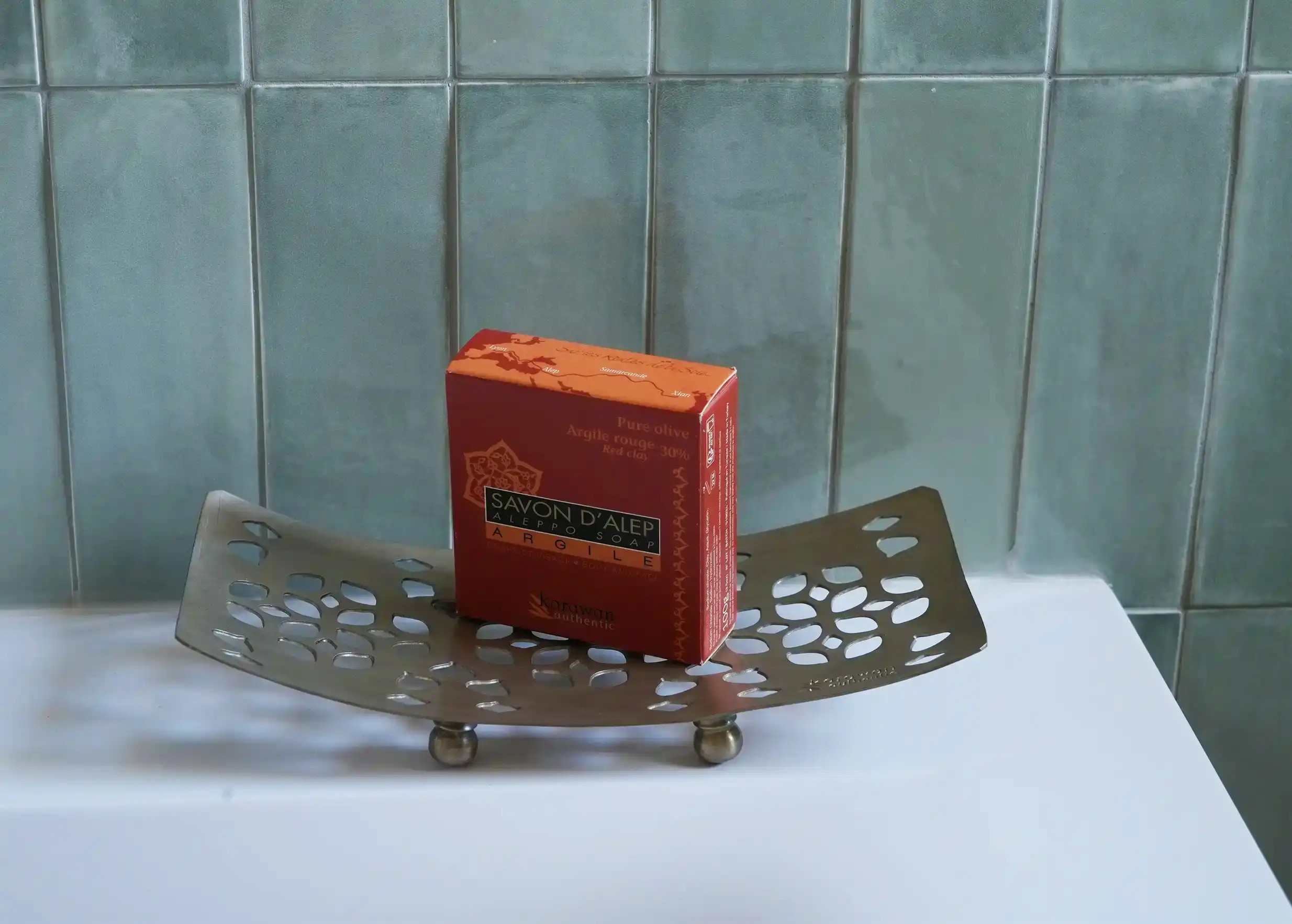 Support d'accessoires de bain en laiton accompagné d'un savon d'Alep à l'argile, modèle Osman de la marque Karawan