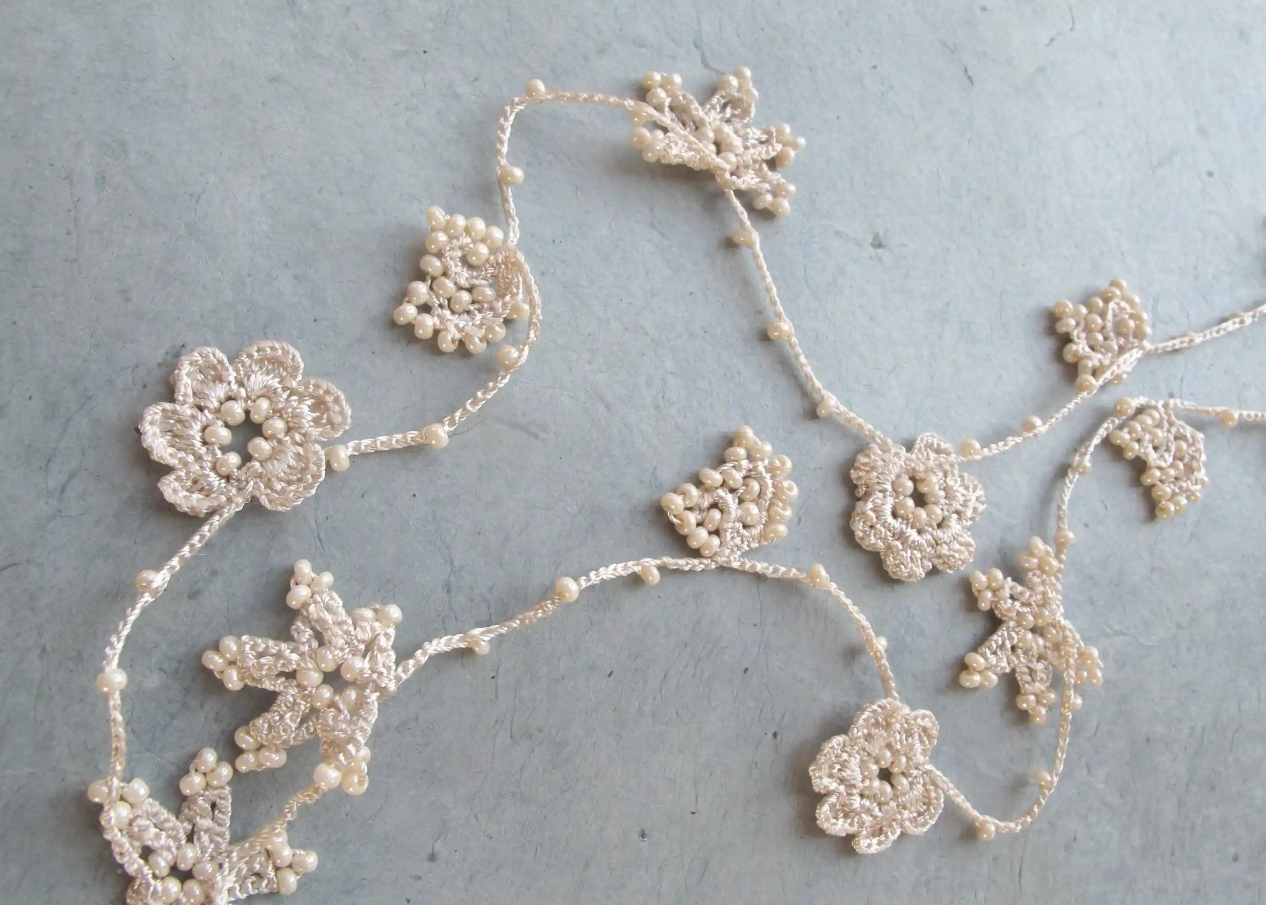 Sautoir dentelle en fil et perles, collection Crystal