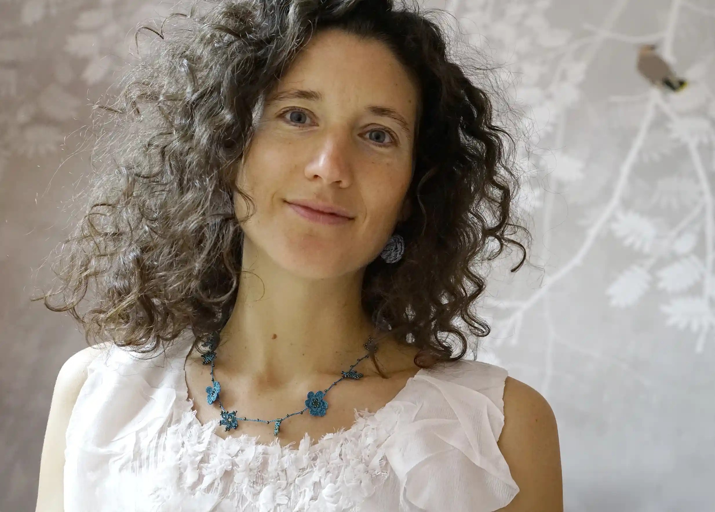 Long necklace and choker in wire and pearls, Crystal