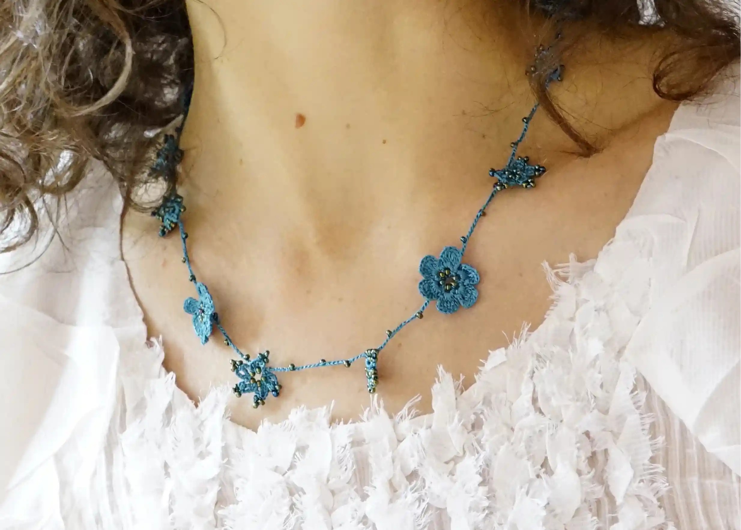 Long necklace and choker in wire and pearls, Crystal
