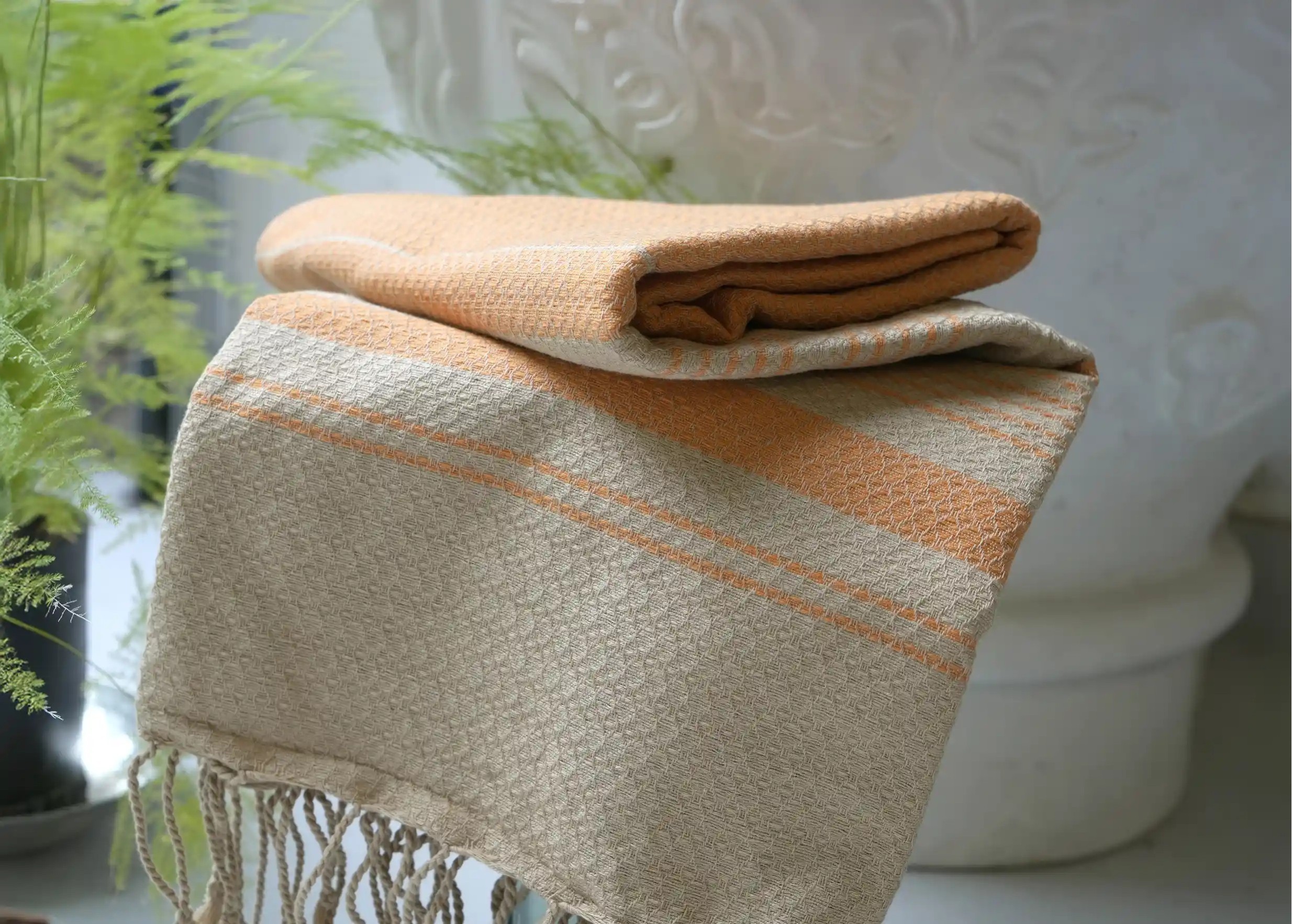 Fouta de la marque Karawan authentic en coton bio, coloris curcuma, collection sand
