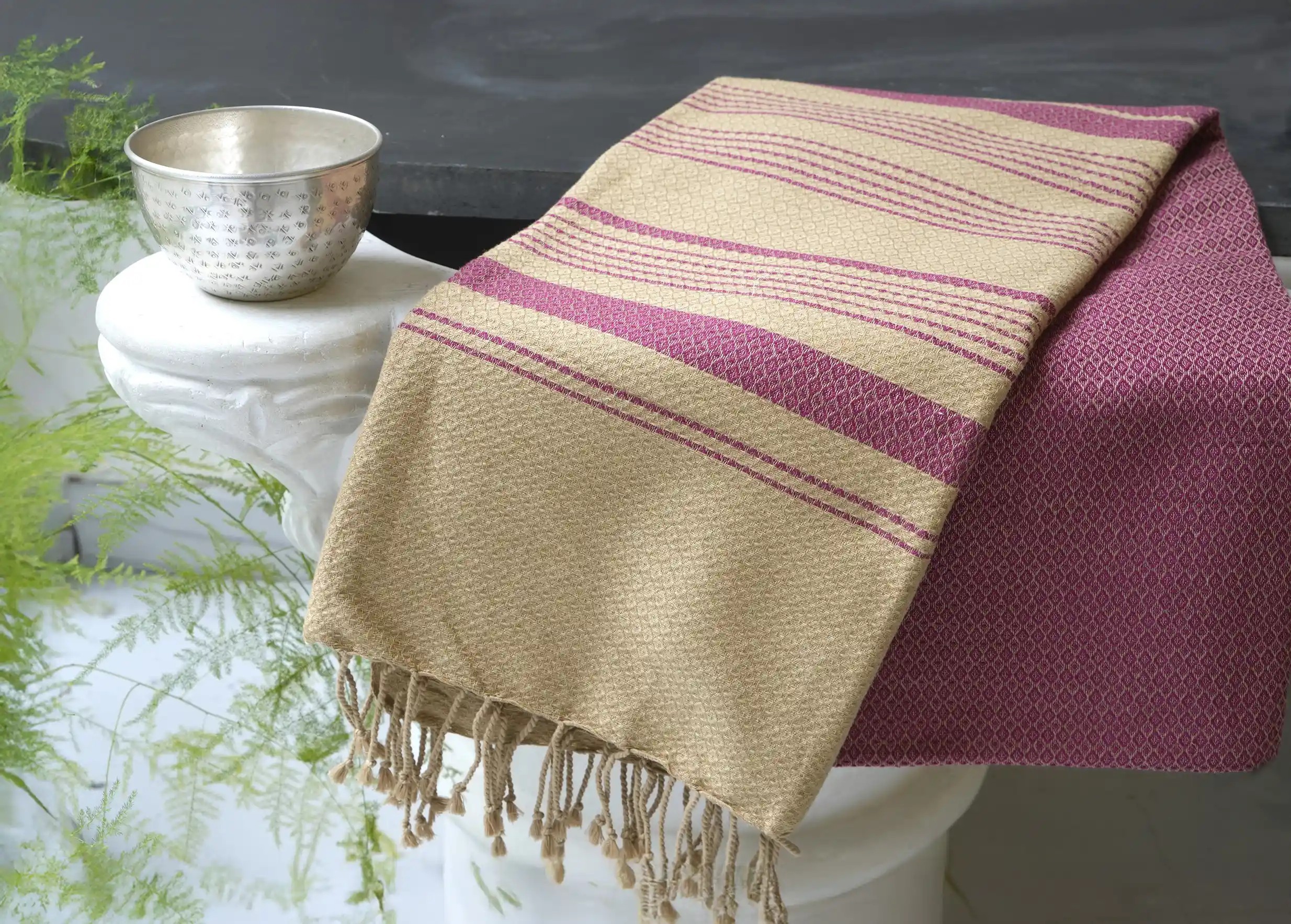 Fouta ocre rouge en coton bio, collection San, accompagnée d'un bol en laiton