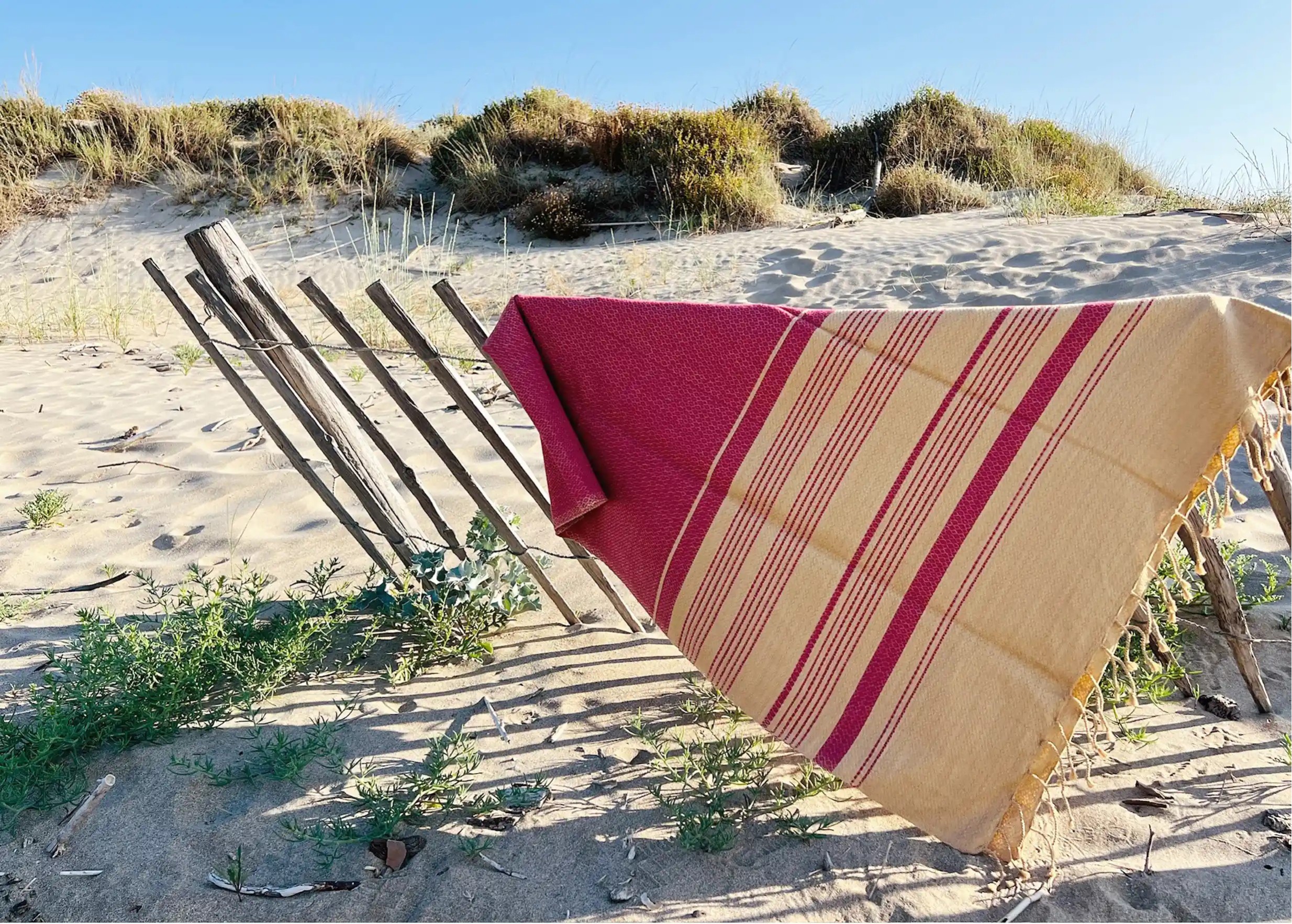 Fouta ocre rouge en coton bio, collection Sand, à la plage