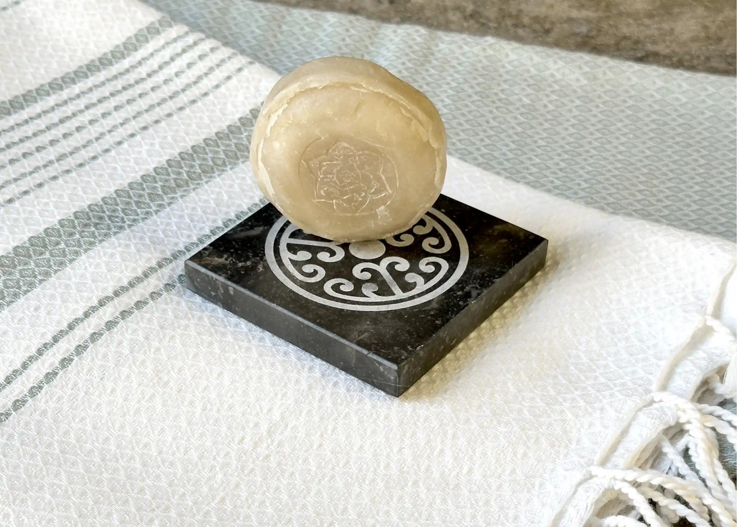 Savon ayurvédique sur un porte-savon en marbre de la marque Karawan authentic