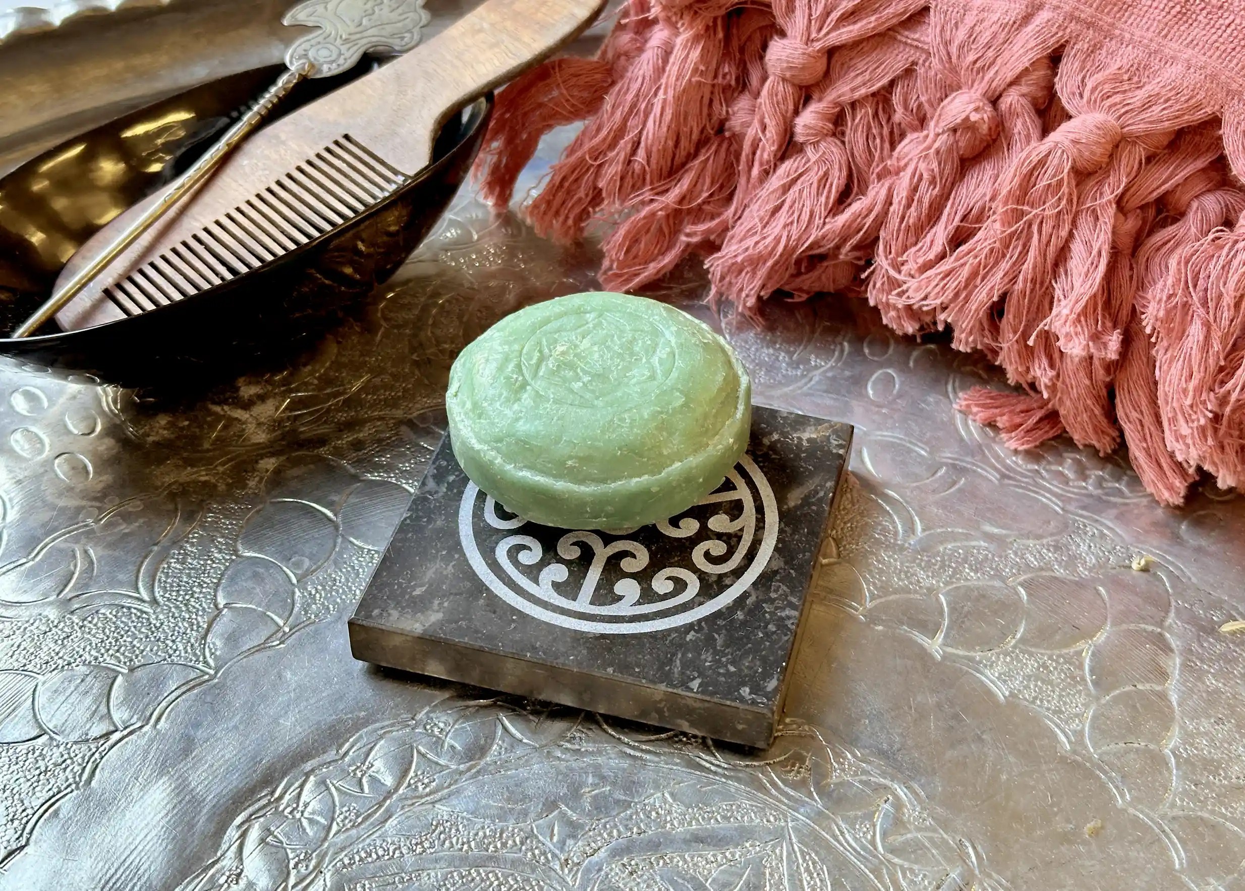 Savon ayurvédique au vetiver posé sur un porte-savon en marbre de la marque Karawan
