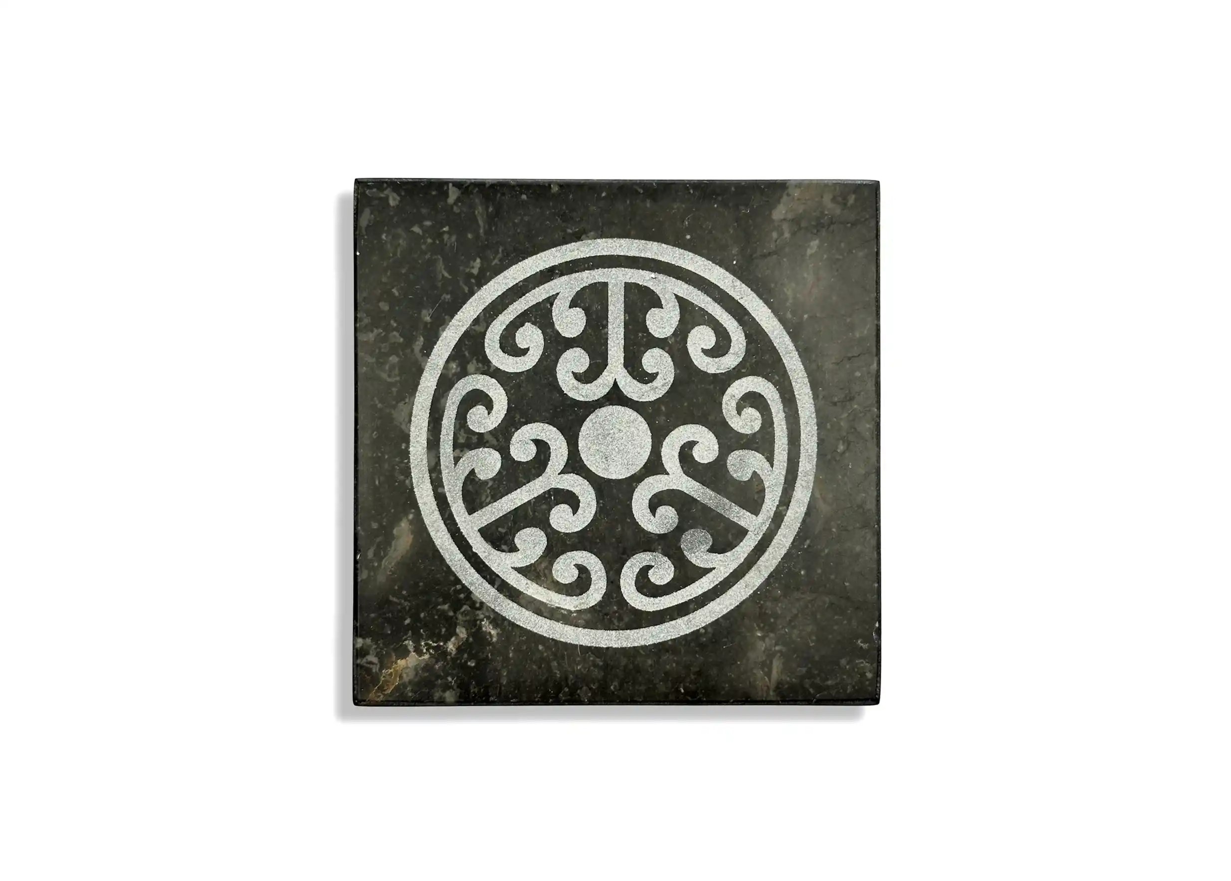 Porte-savon en marbre noir modèle Yi de la marque Karawan authentic, photo prise sur fond blanc