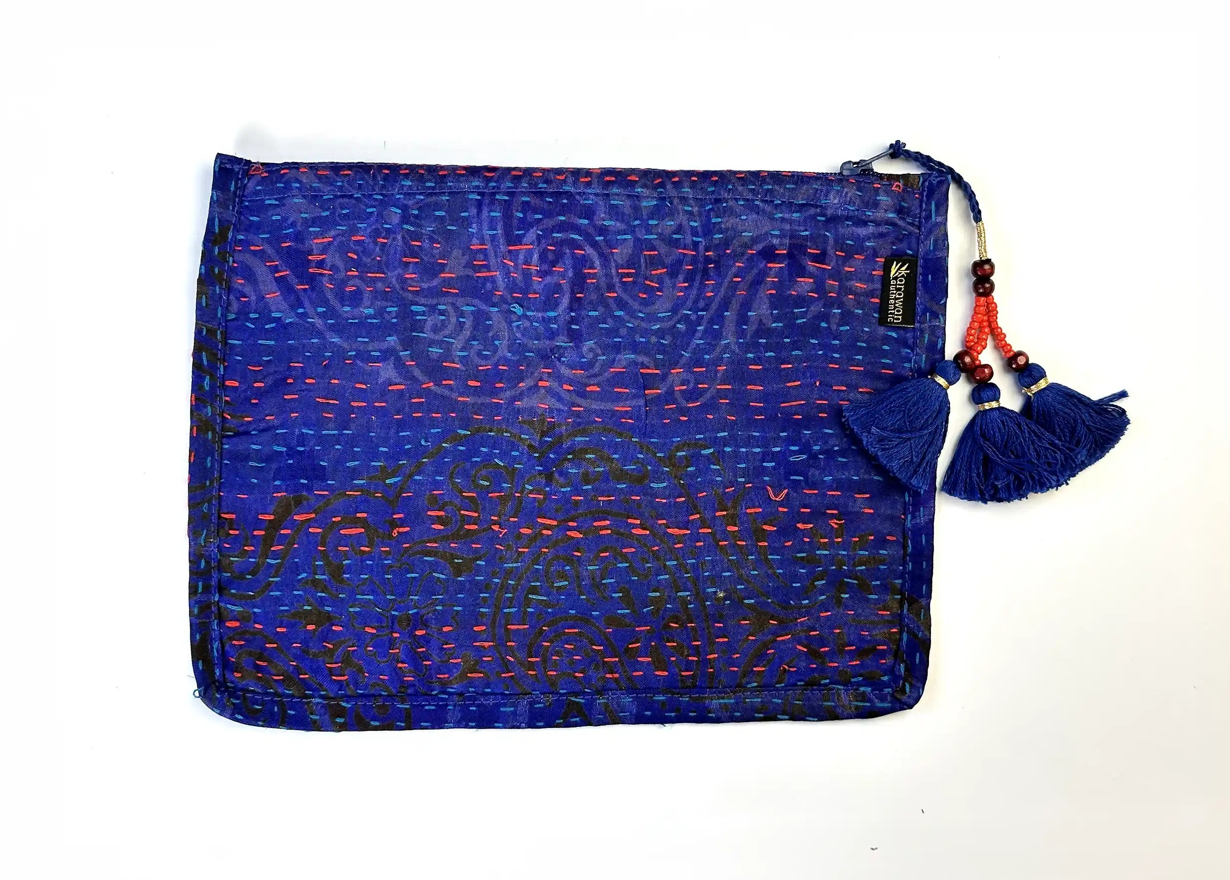 Pochette artisanale en soie kanta recyclée modèle n°06, avec pompon