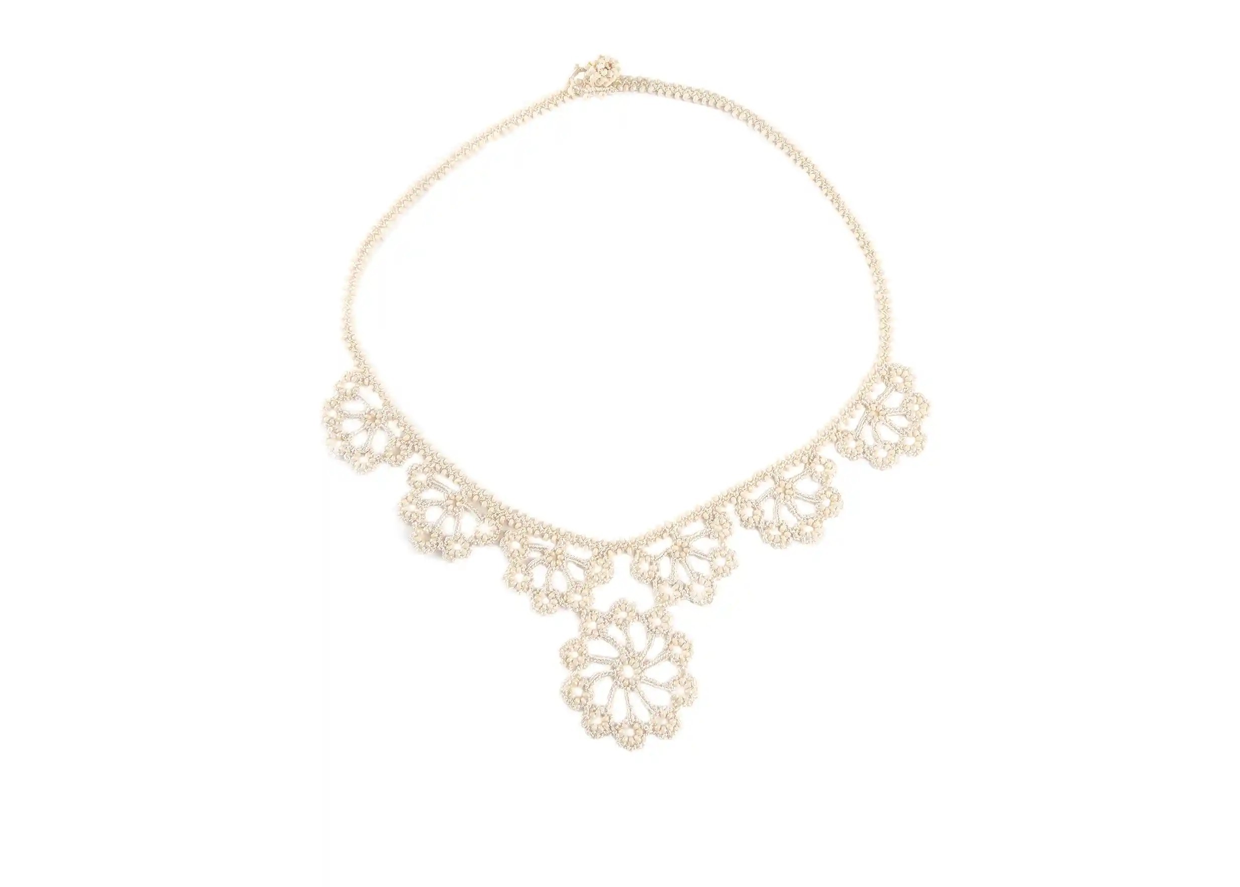 Collier en dentelle Hawa, coloris Ivoire, sur fond blanc