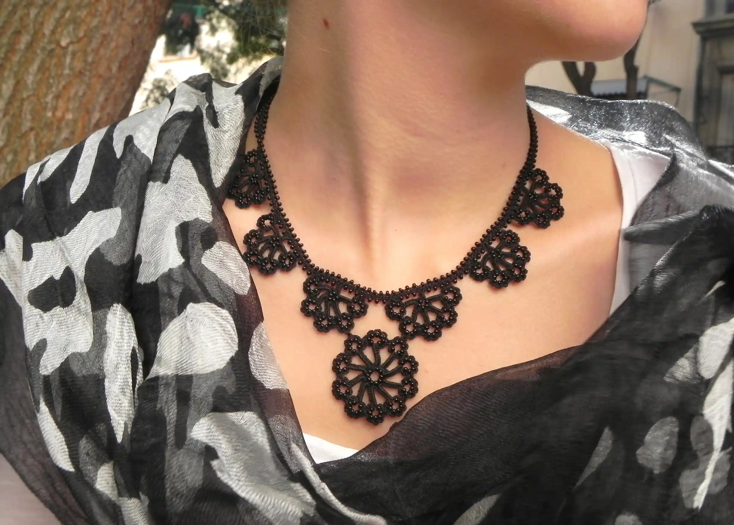 Femme portant un collier Hawa en dentelle noire de la marque Karawan