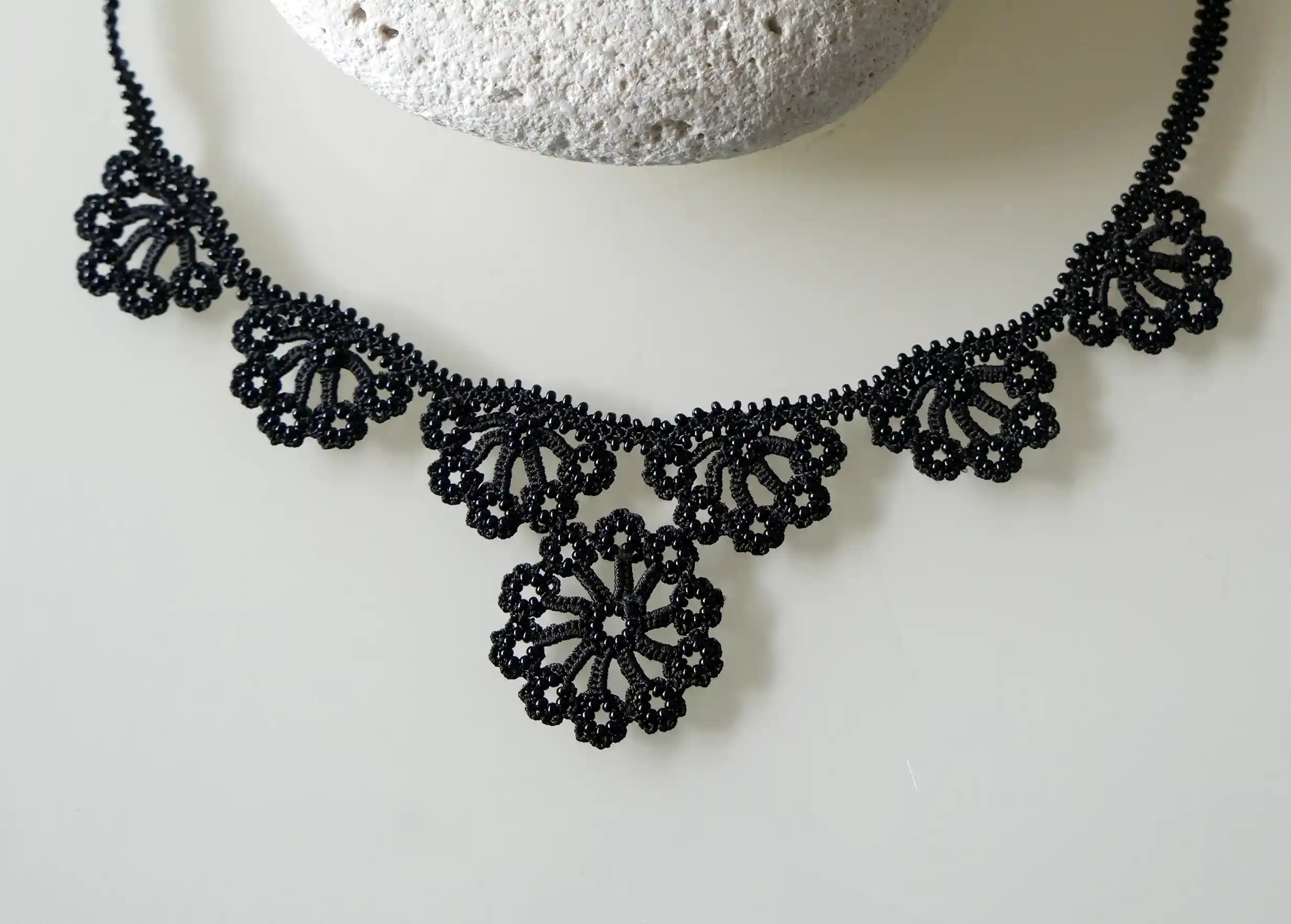 Gros plan sur le design du collier en dentelle Hawa noir par Karawan