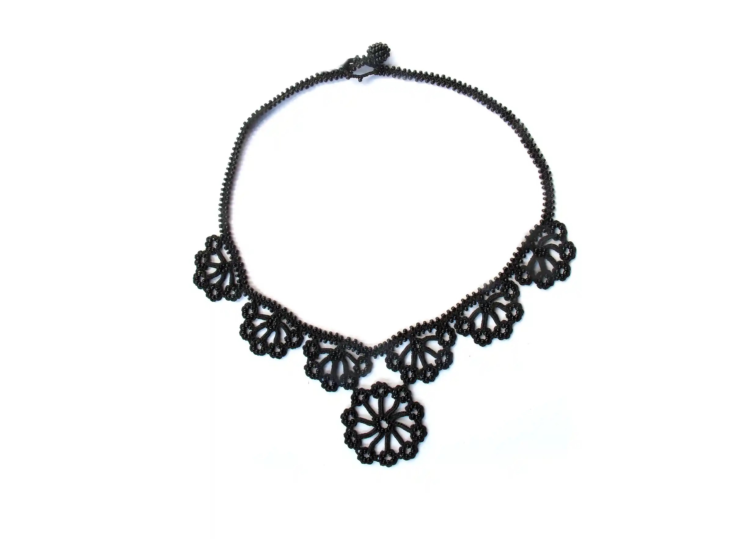 Collier en dentelle Hawa, coloris noir, sur fond blanc