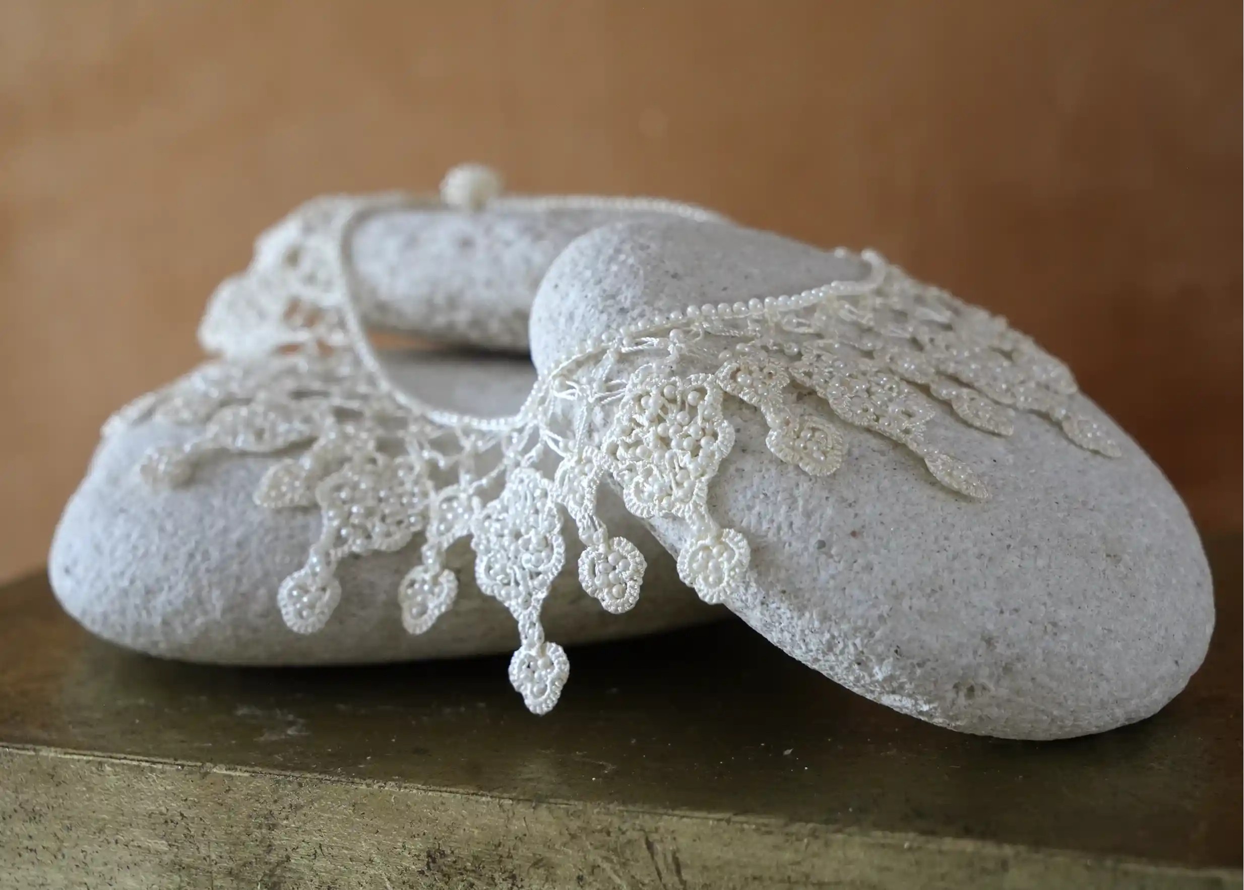 Focus on the motifs of the Sonya ivory necklace, hand-woven in lace