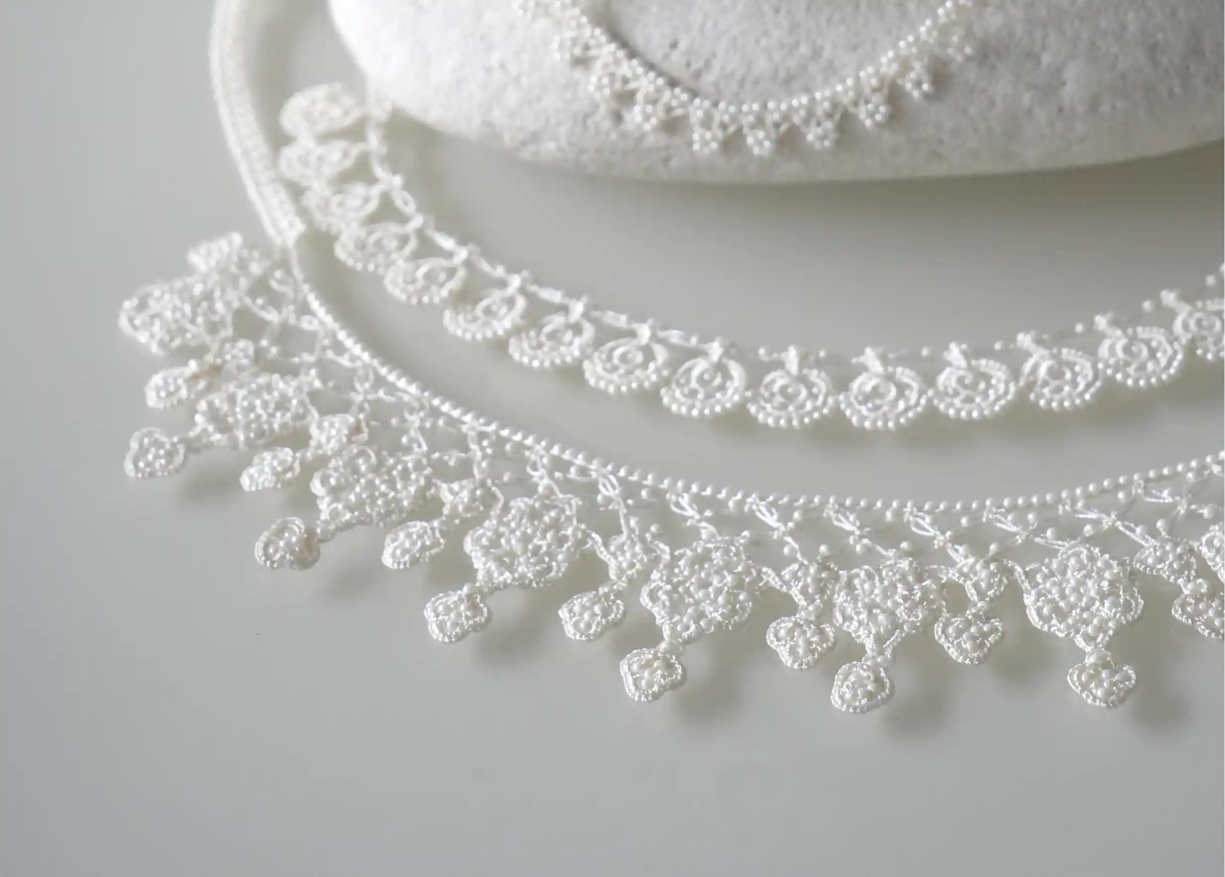 Collier Sonya de la marque Karawan, à côté d'autres modèles couleur Ivoire