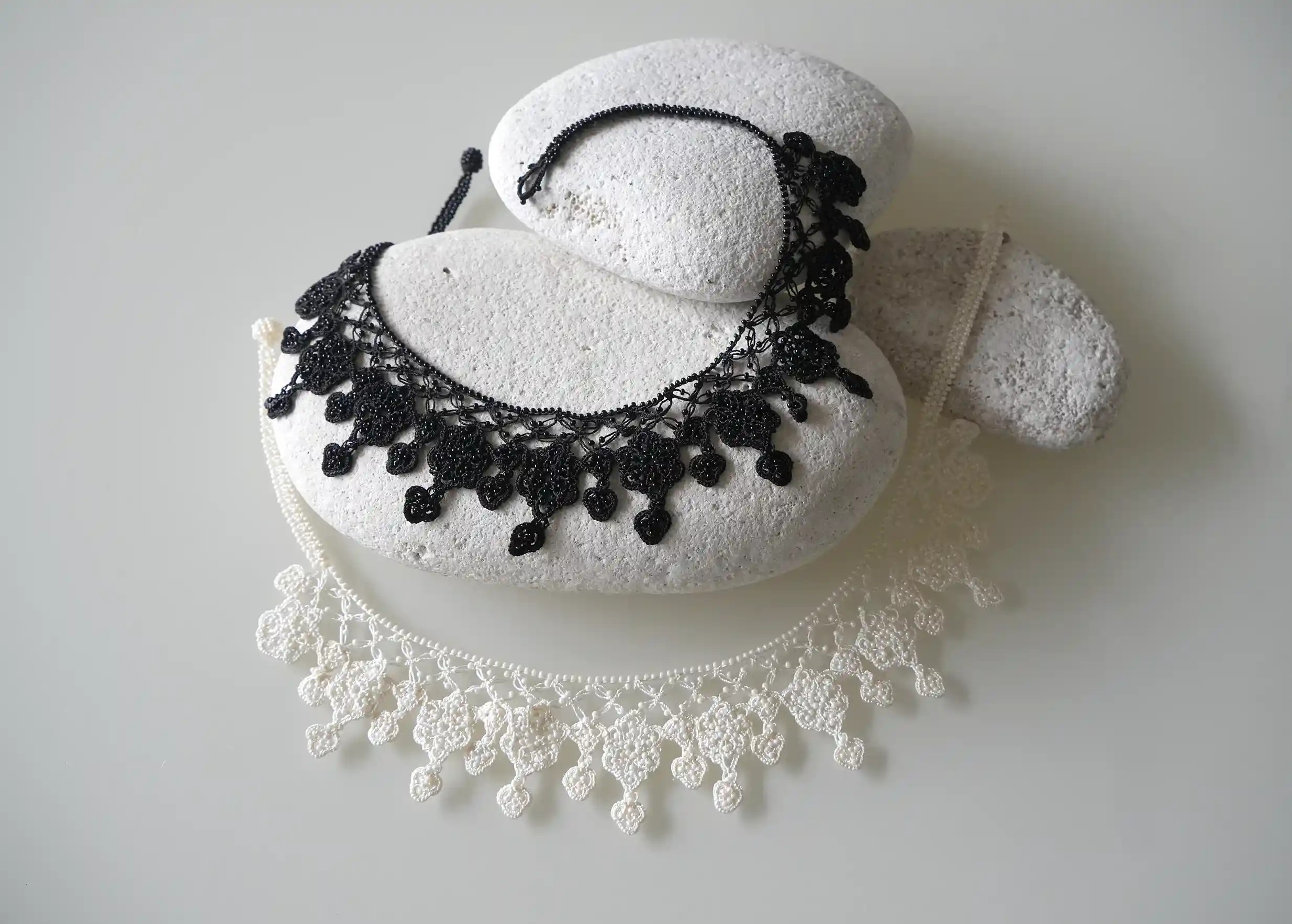 Collier Sonya de la marque Karawan en deux coloris noir et Ivoire