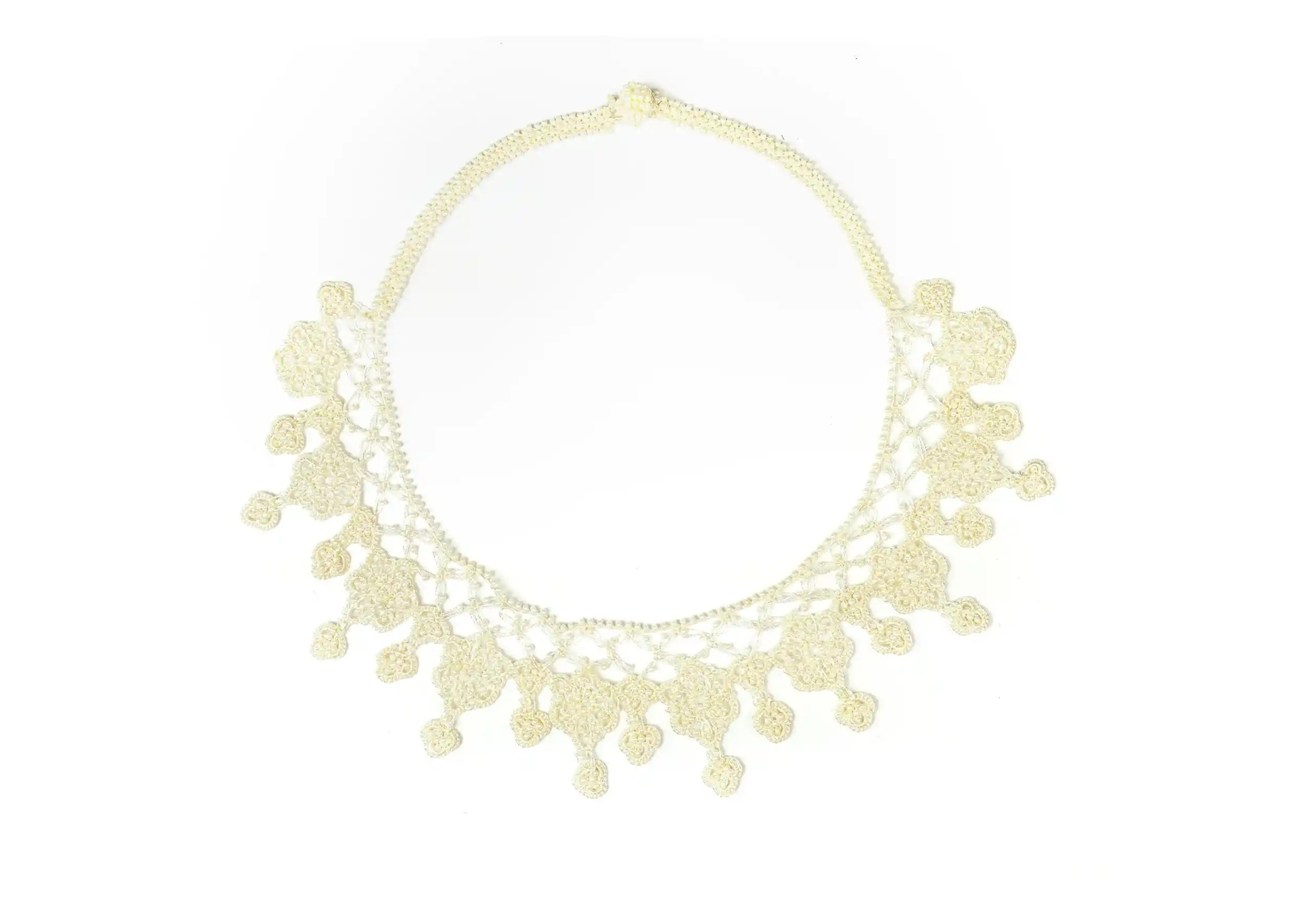 Collier en dentelle Sonya, couleur ivoire, fond blanc en arrière-plan