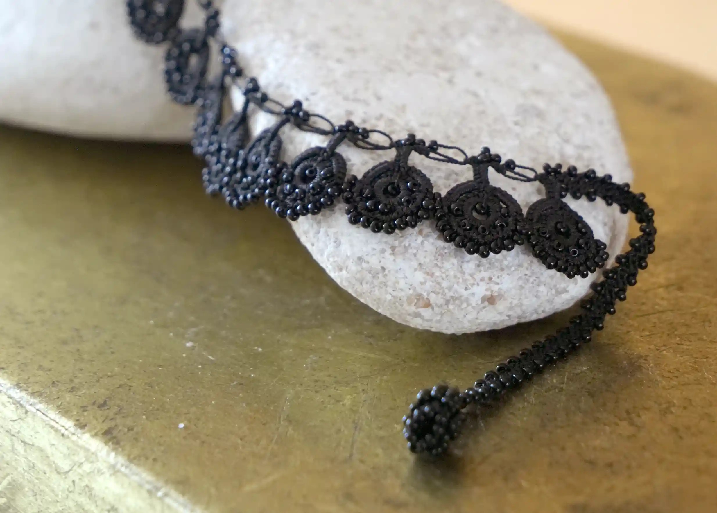 Gros plan sur le collier en dentelle Eda coloris noir