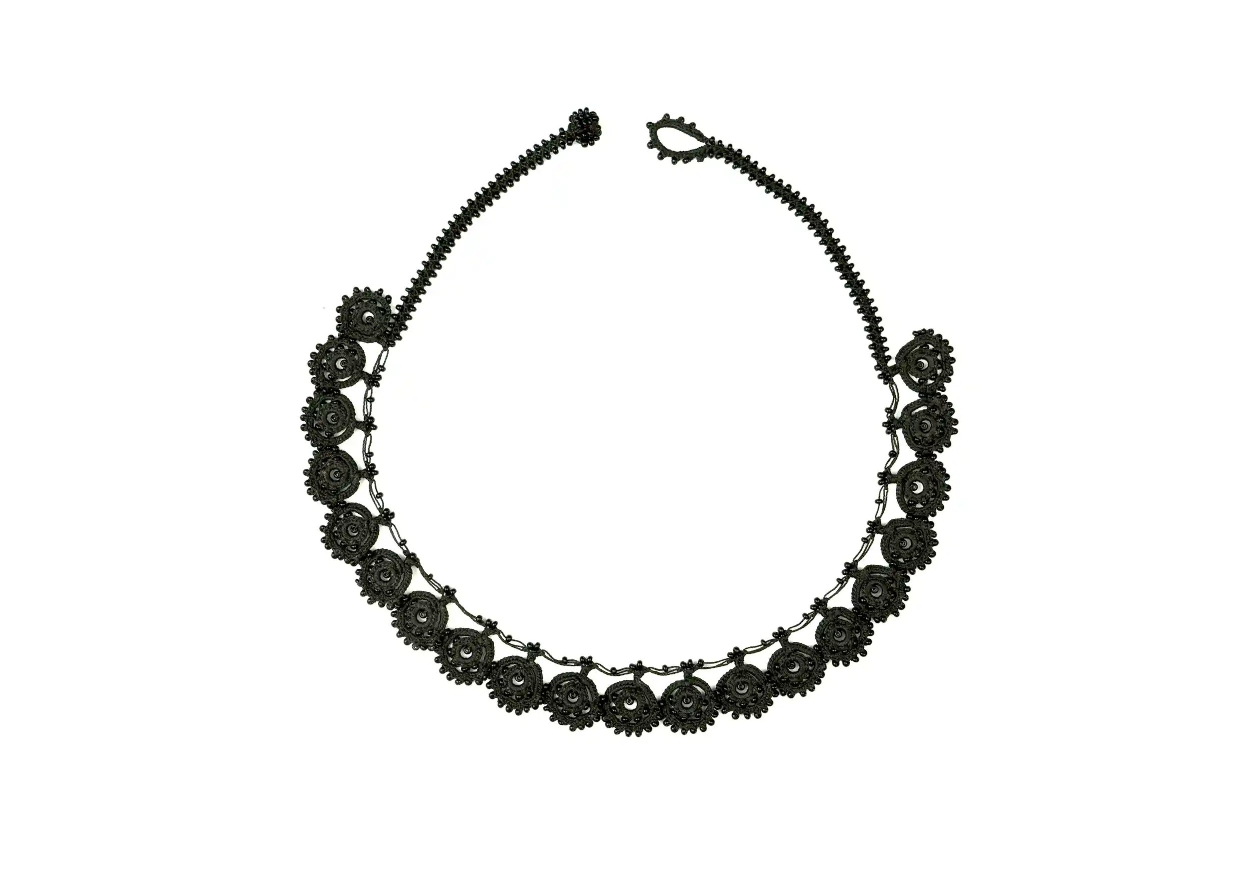 Collier en dentelle noir de la marque karawan sur fond blanc