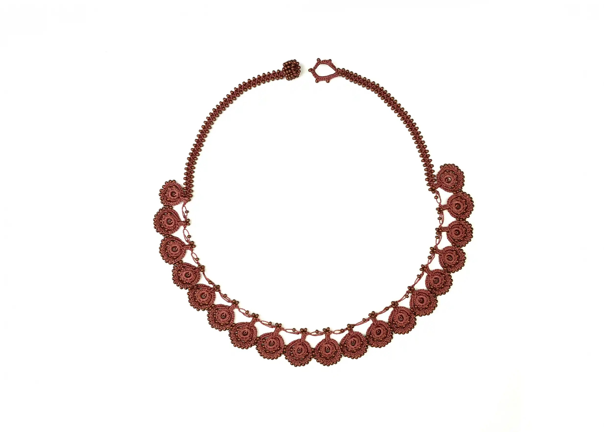 Collier Eda cuivre mat en dentelle Oya de la marque Karawan sur fond blanc