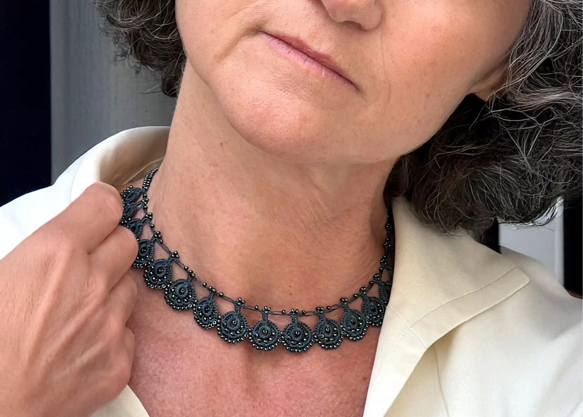 Cou d'une femme portant le collier Eda bleu ardoise de la marque karawan