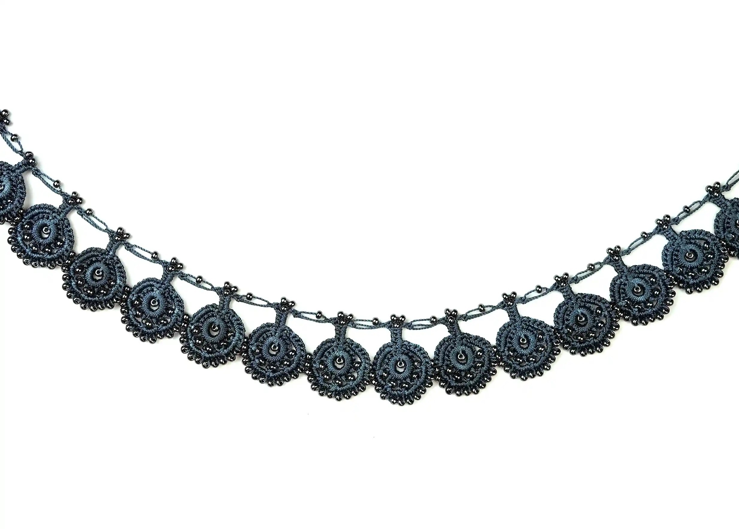 Détail du motif de dentelle faite main de la collection Oya de Karawan