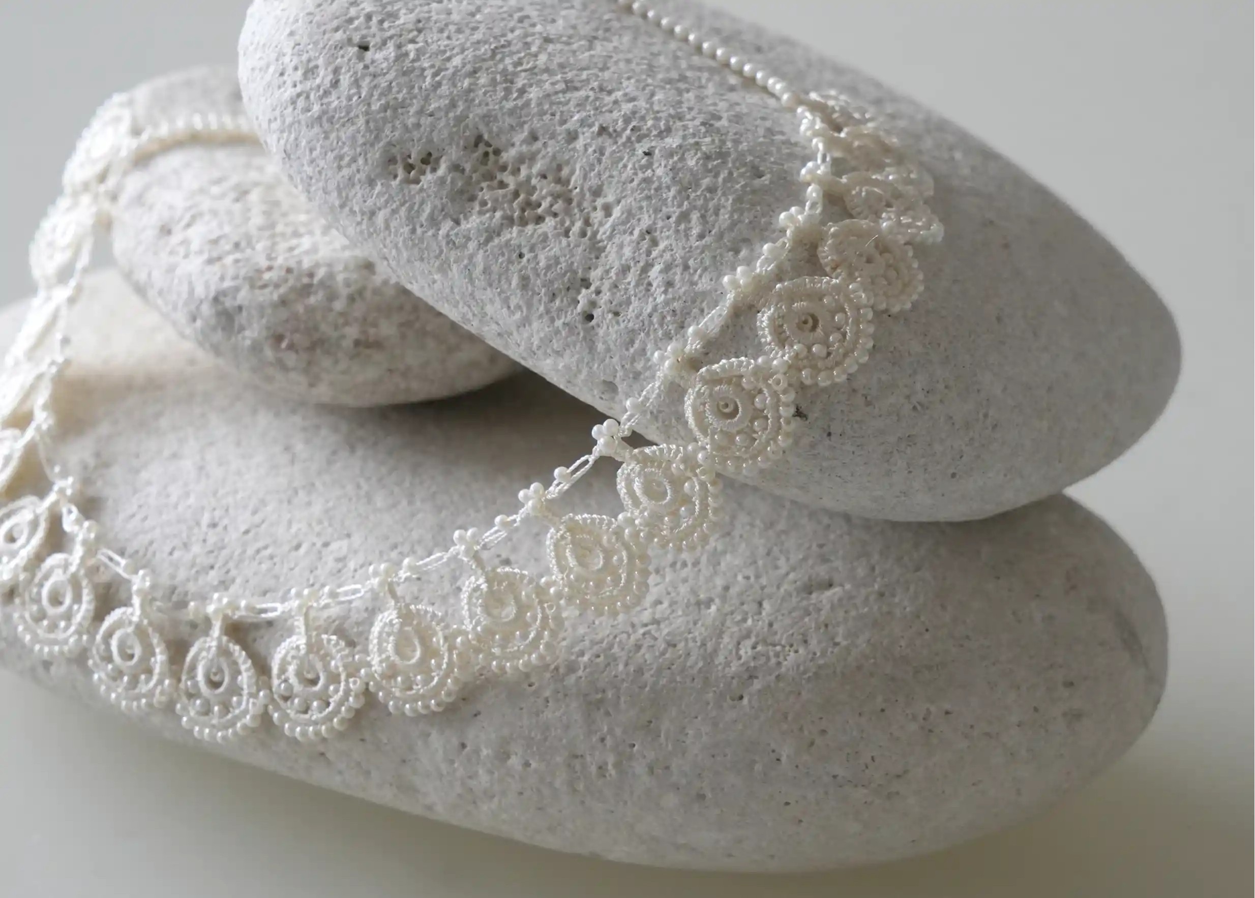 Détails faits main du collier en dentelle Eda couleur ivoire