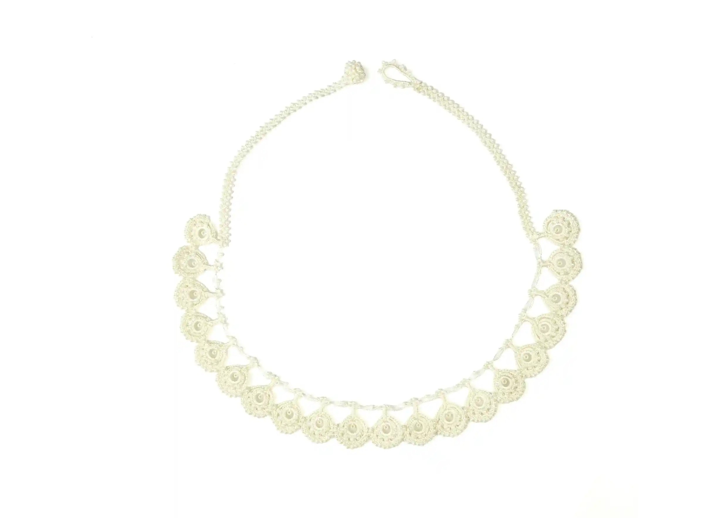 Collier Eda couleur ivoire en dentelle Oya de la marque Karawan sur fond blanc