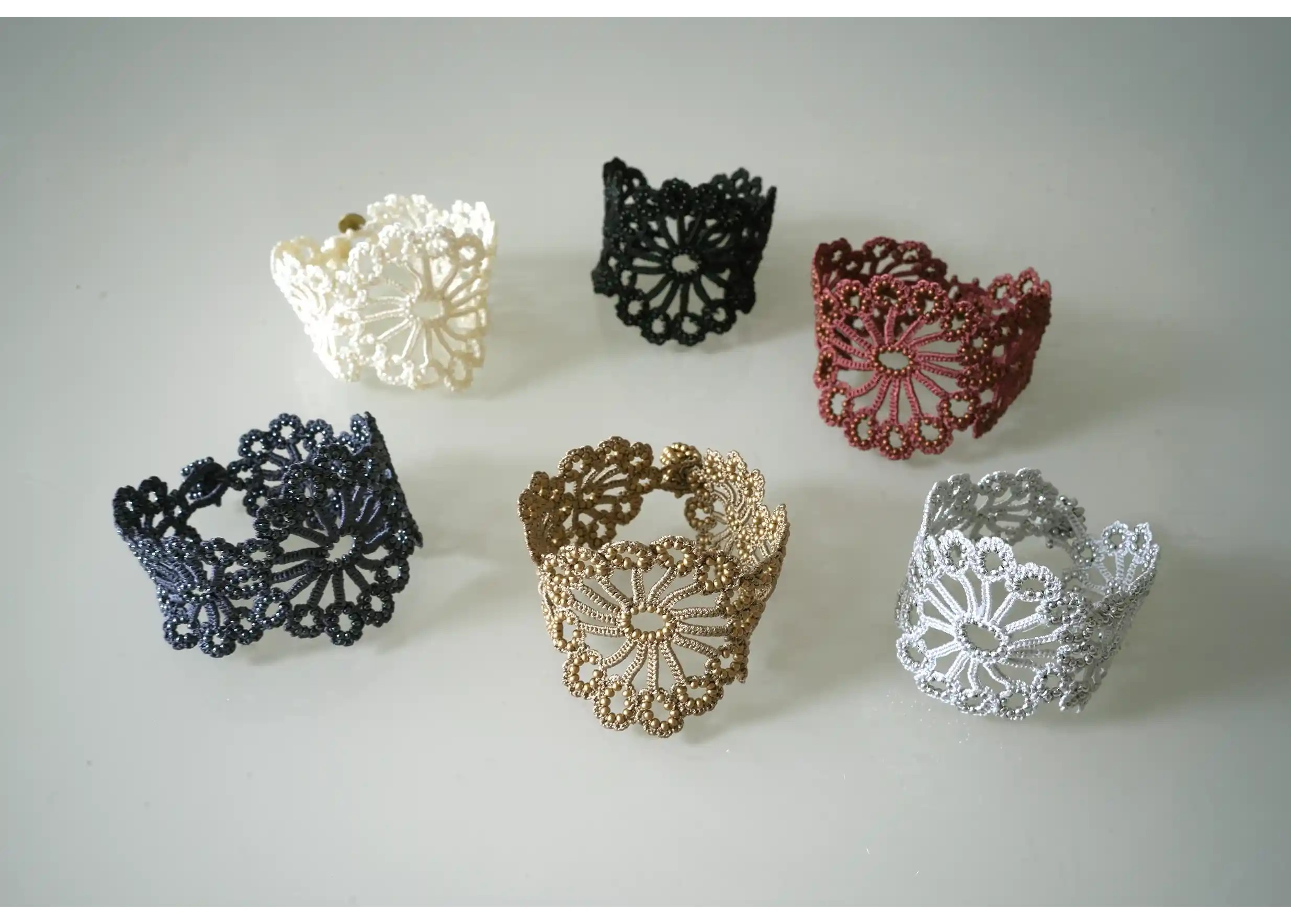 Set of Hawa bracelets in thread and pearls, in various colours