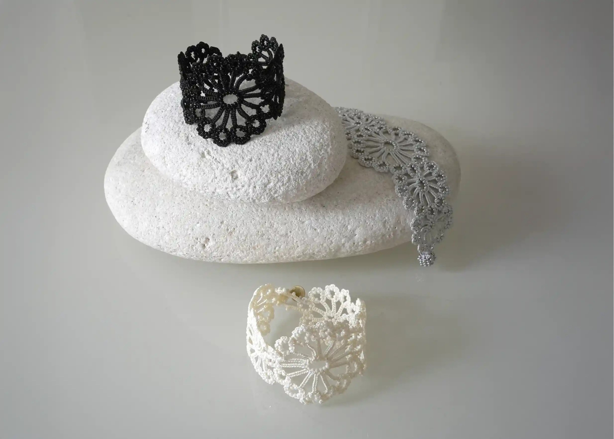 Set of three colours of the Hawa bracelet model, handmade by the Karawan brand.