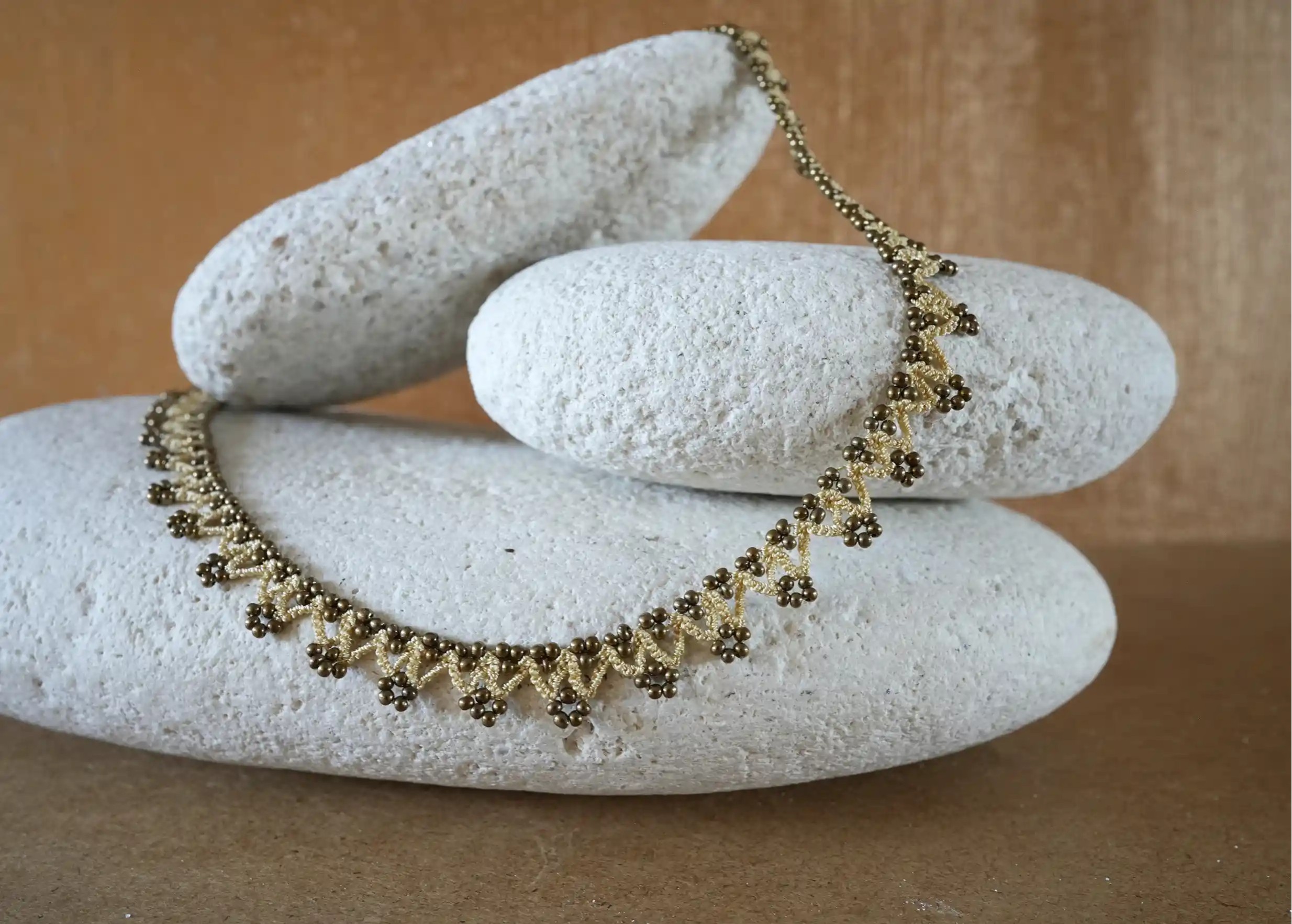 Collier 'Liana' coloris beige, or et cuivre de la marque Karawan authentic