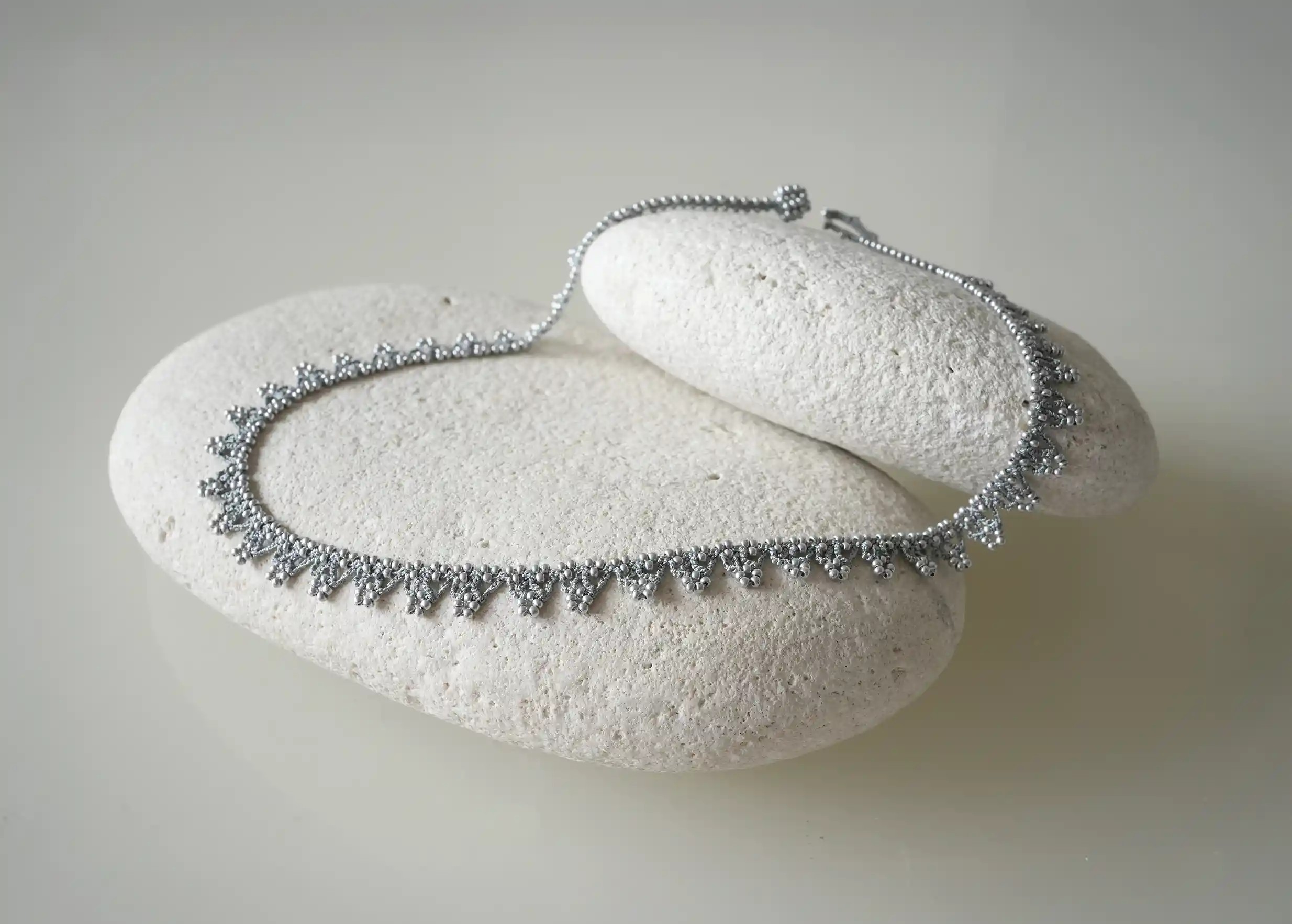 collier en dentelle 'Liana' coloris bleu acier et argent, de la marque Karawan authentic