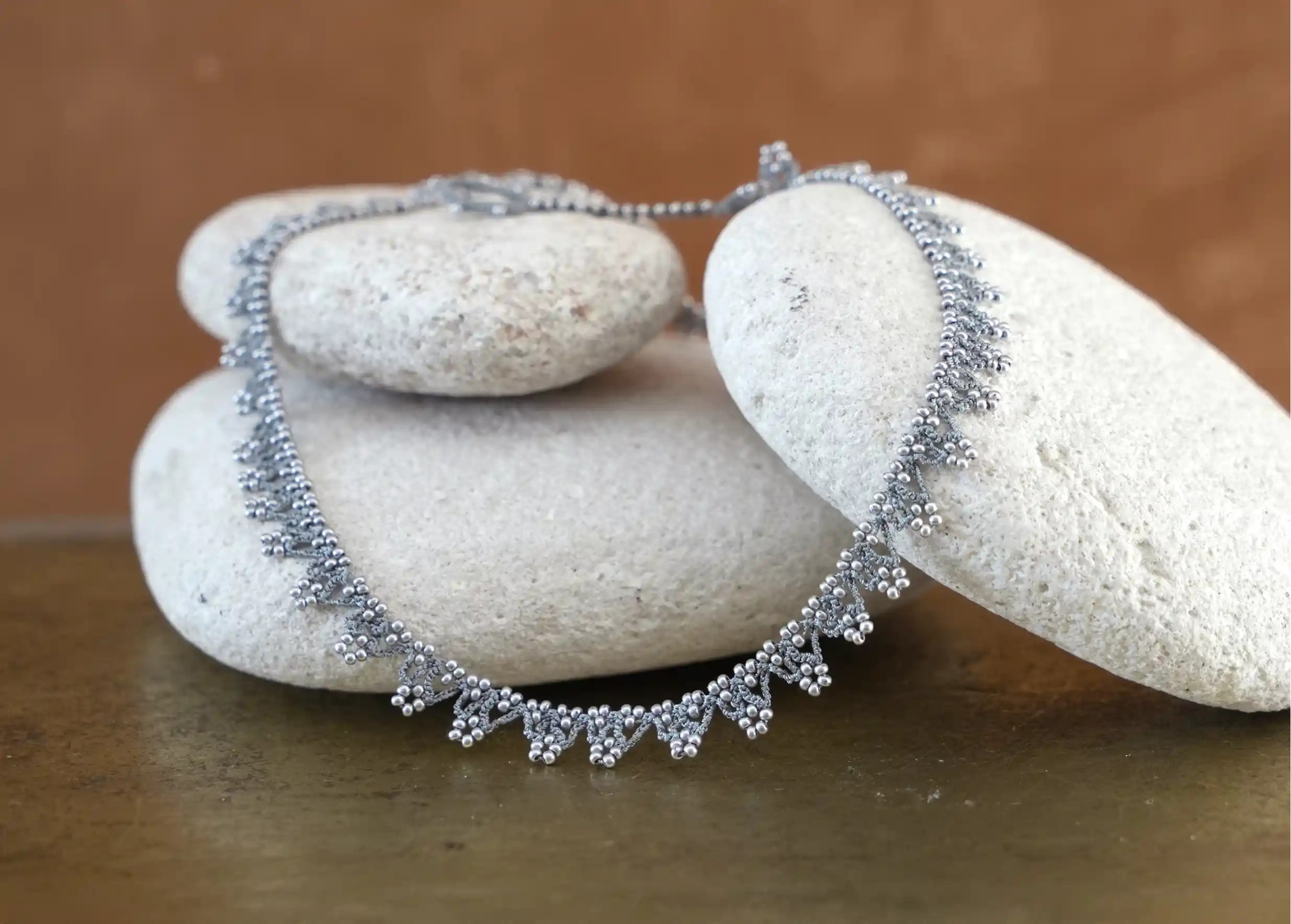 Focus on the details of the “Liana” necklace in steel blue and silver