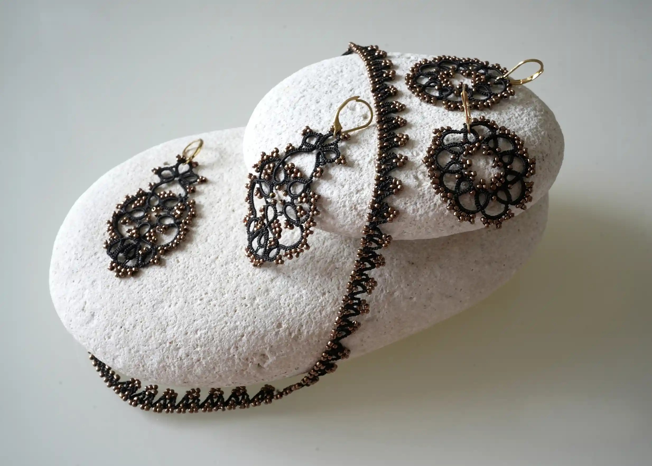 Ensemble collier et boucles d'oreilles en dentelle OYA de la marque Karawan authentic