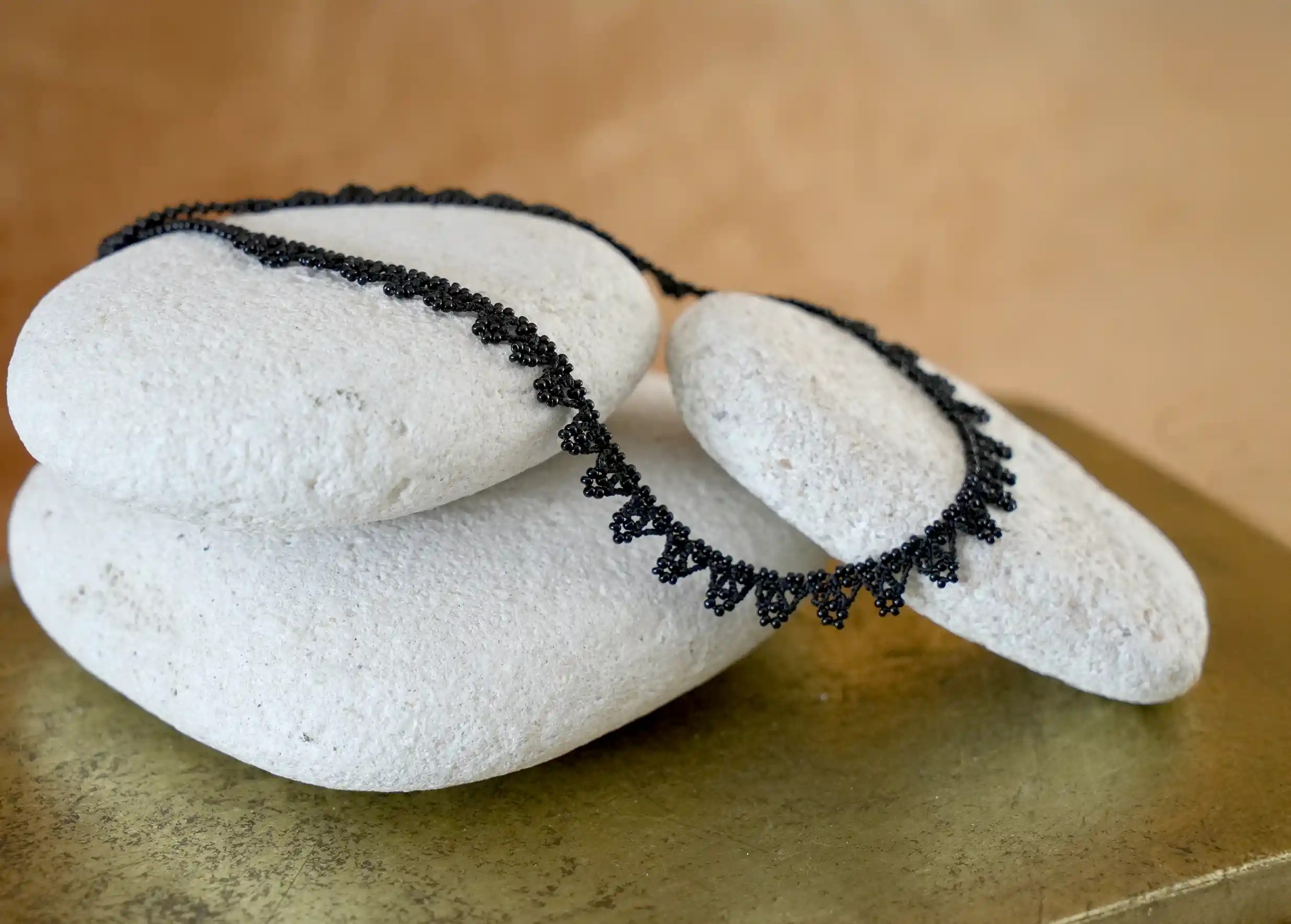 Collier en dentelle noire, bijoux textile de la marque Karawan authentic