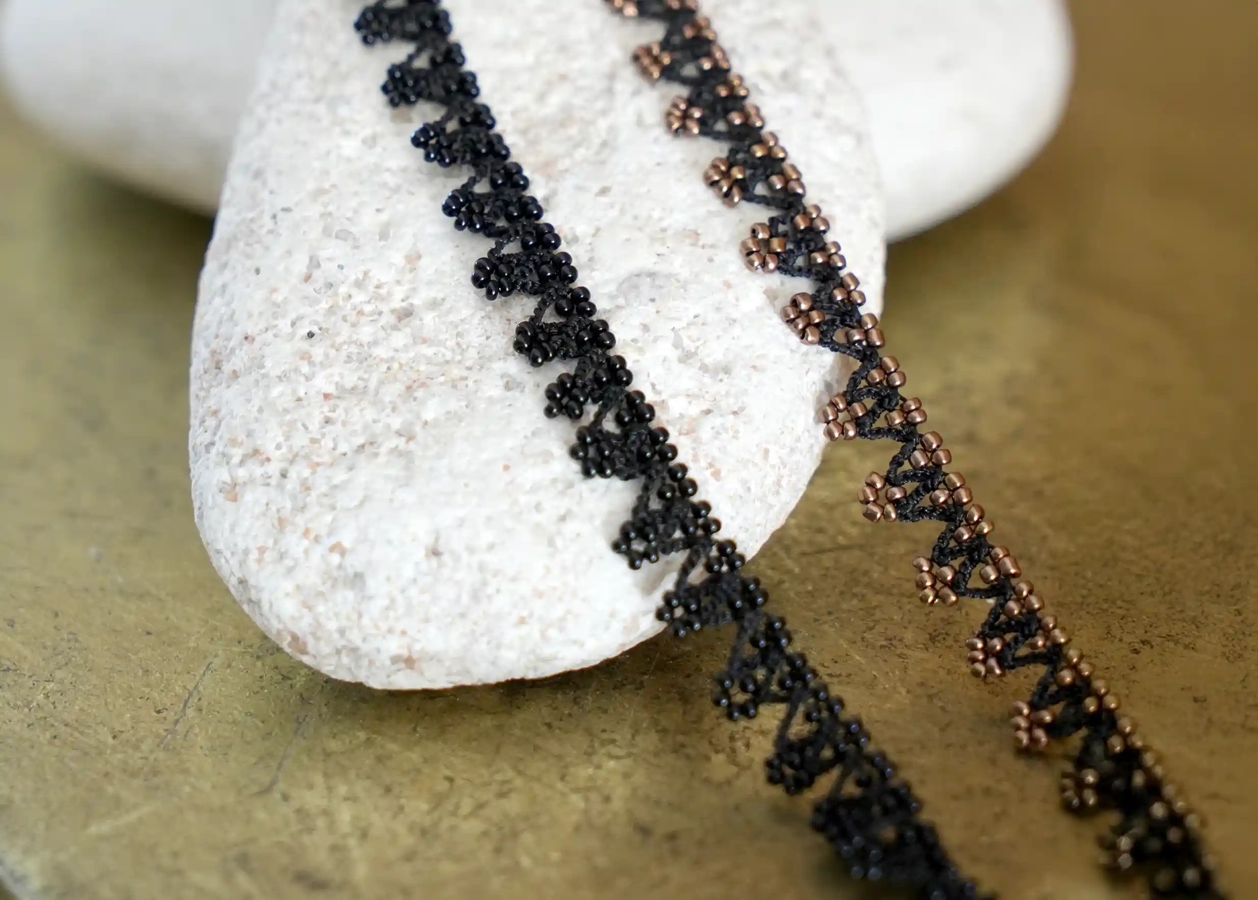 Duo de colliers, le premier modèle coloris noir et le second noir et cuivre