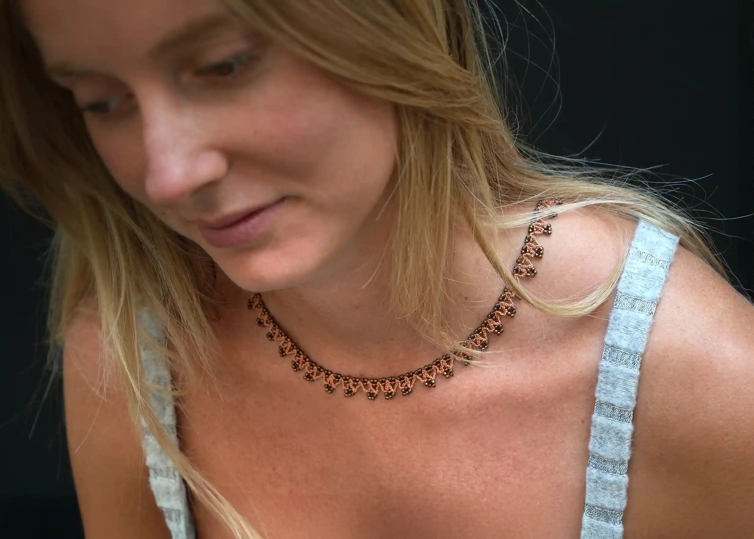 Jeune femme portant au cou le bijoux textile 'Liana' de la marque Karawan authentic