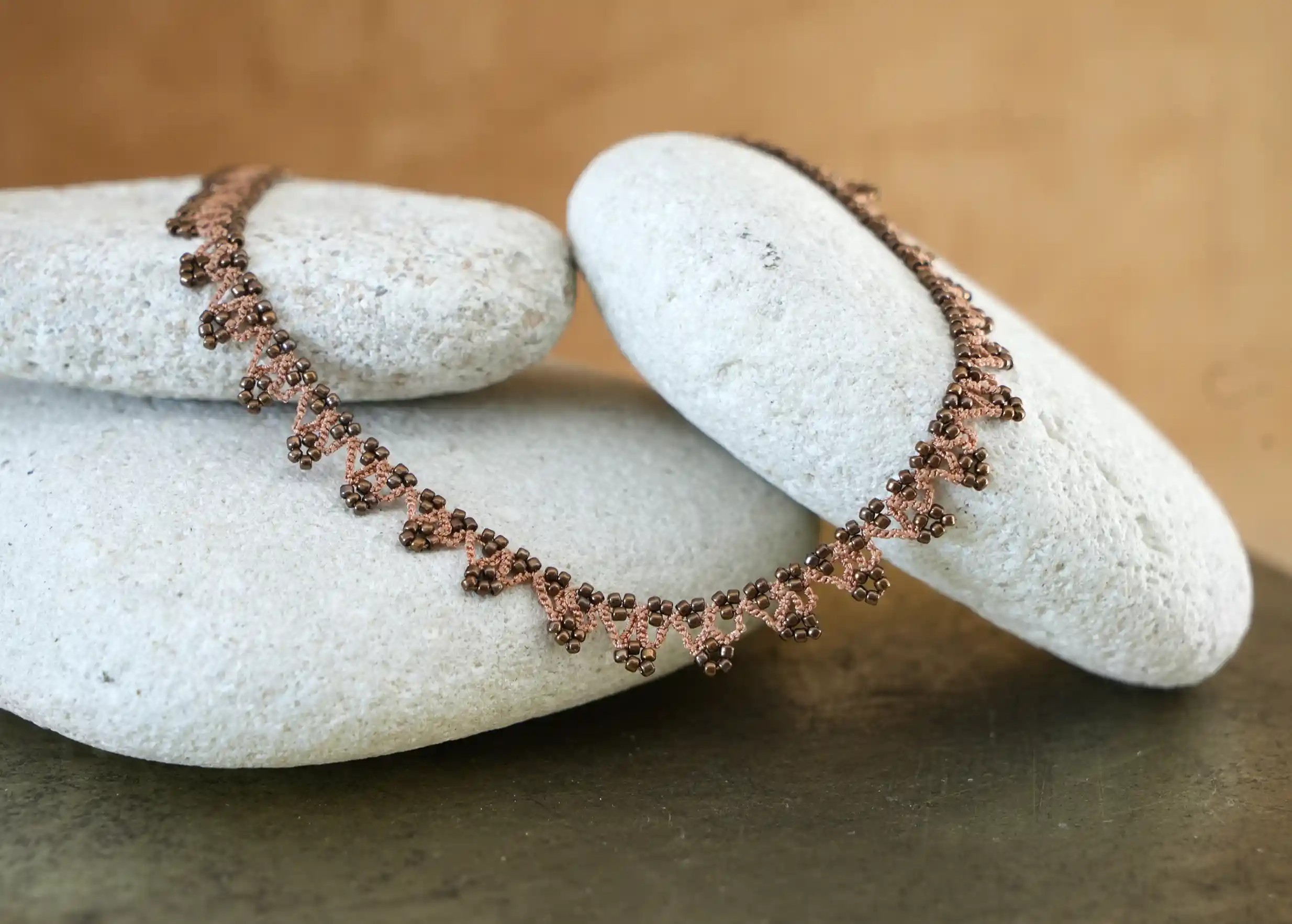 Bijoux textile en dentelle coloris terracotta et cuivre, marque Karawan authentic