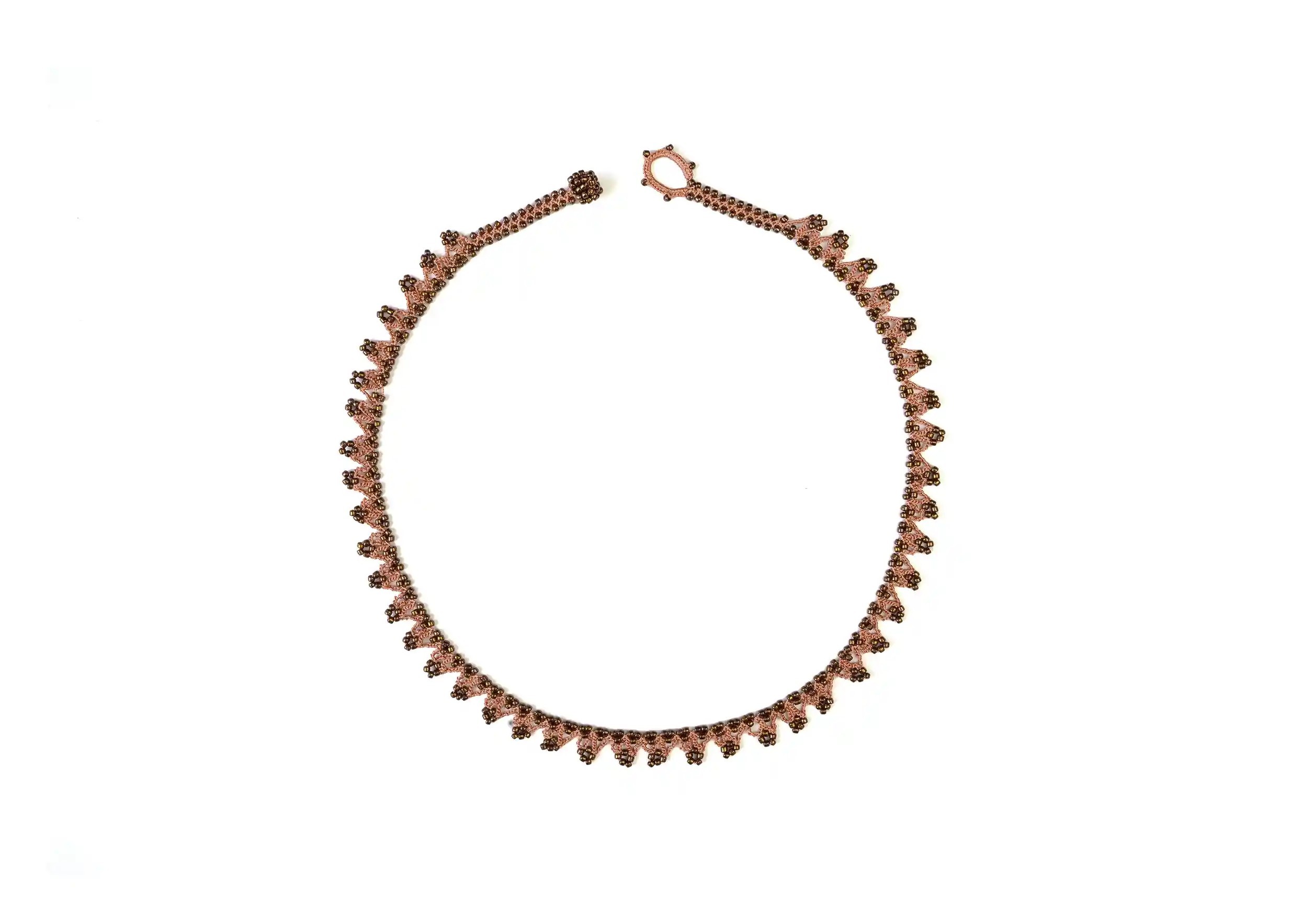 Collier textile OYA de la marque Karawan authentic, photo prise sur fond blanc