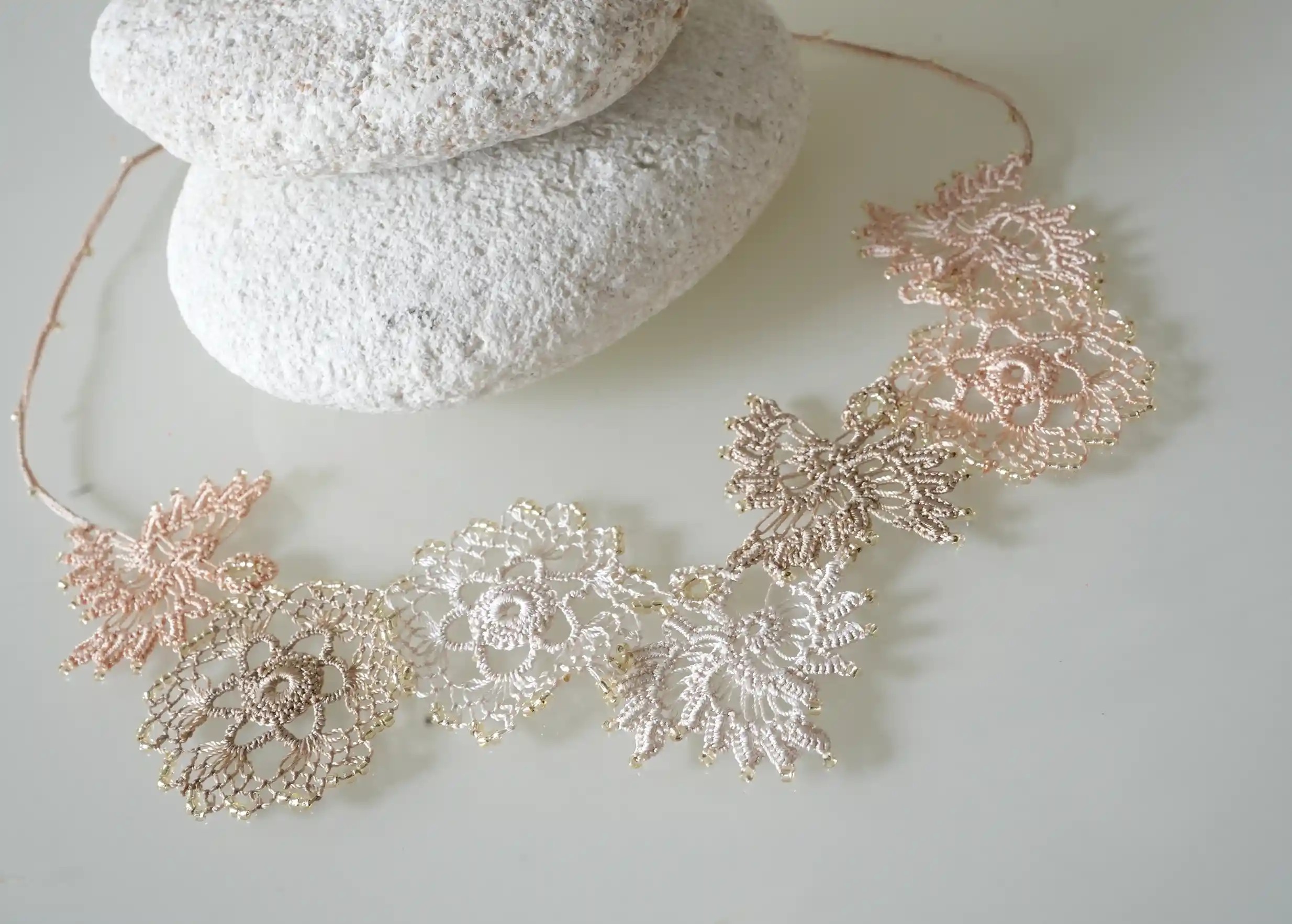 Zoom sur les details du bijoux en dentelle 'Pollen' de la marque Karawan authentic