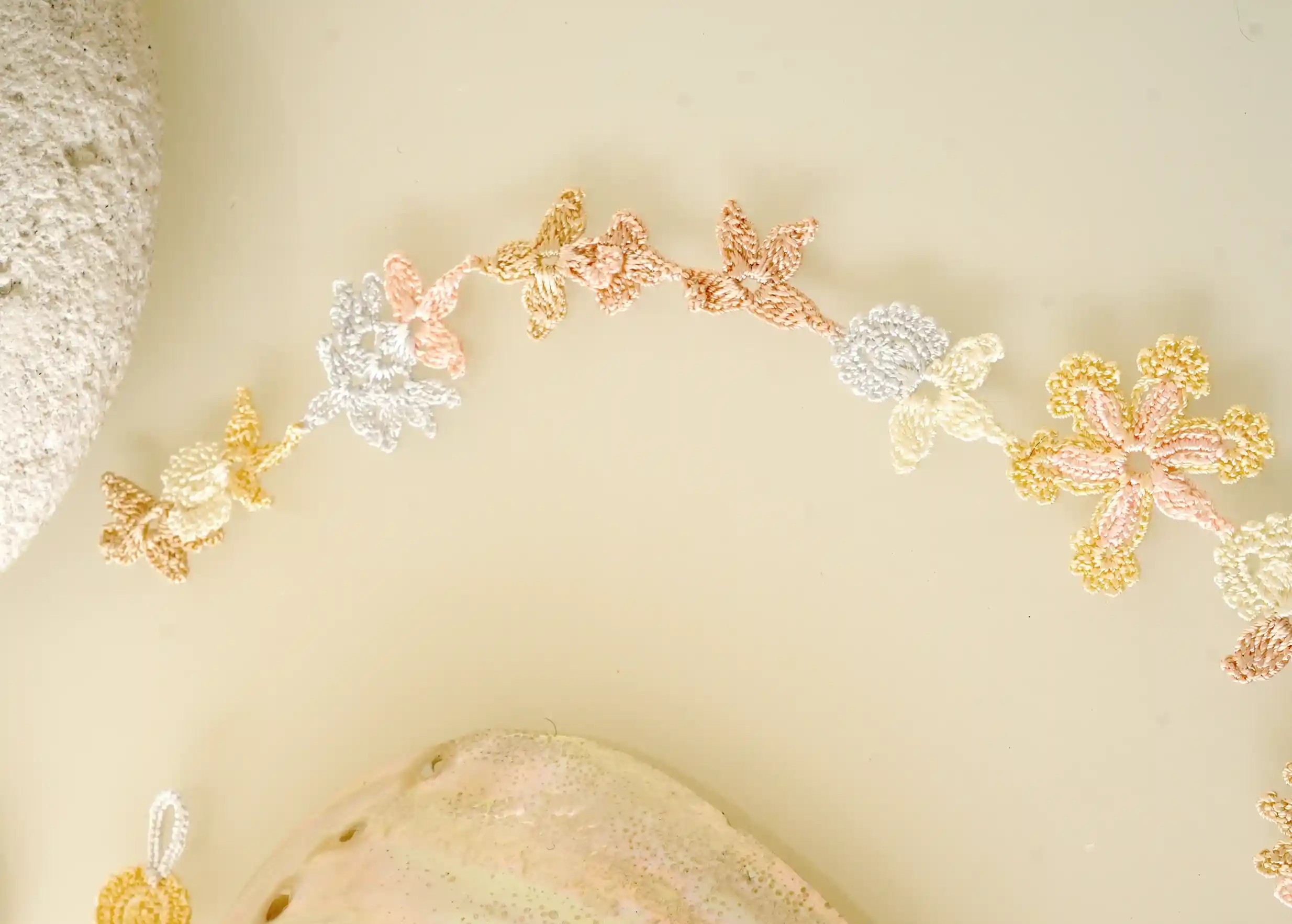Zoom sur les détails du collier tour de cou en dentelle coloris 'Nacre', marque Karawan authentic