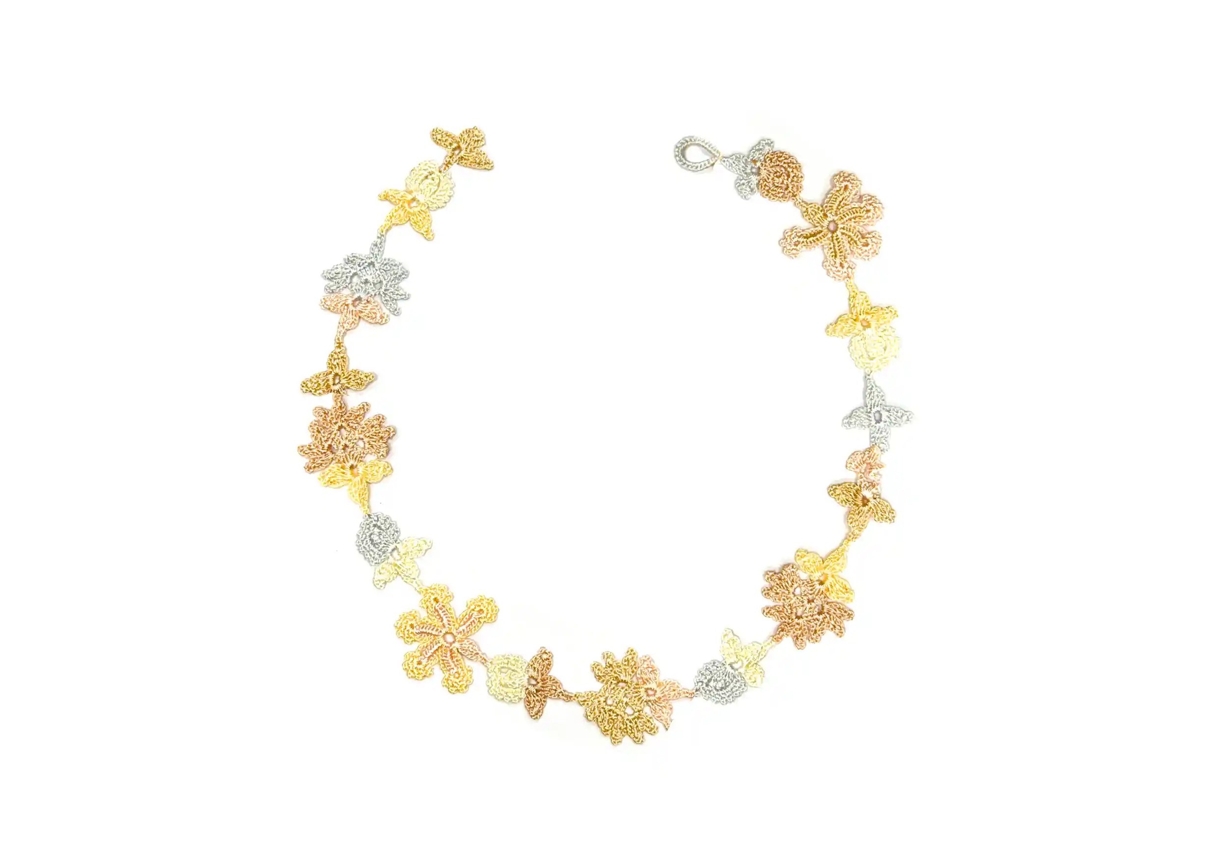 Collier tour de cou en dentelle, au motif floral, photo prise sur fond blanc