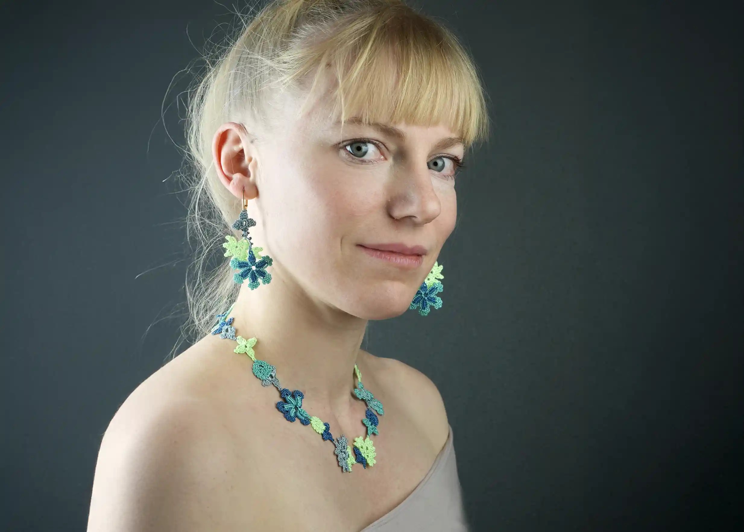 Femme portant le collier tour de cou en dentelle coloris 'Ocean'