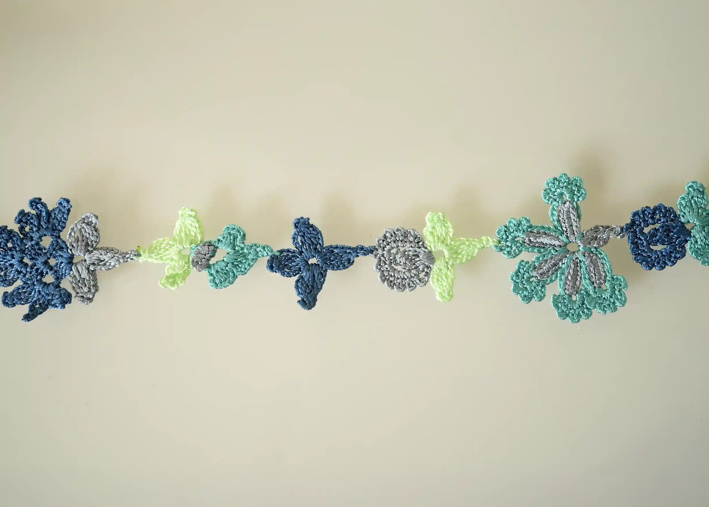 Zoom sur les détails du collier tour de cou en dentelle coloris 'Ocean', marque Karawan authentic