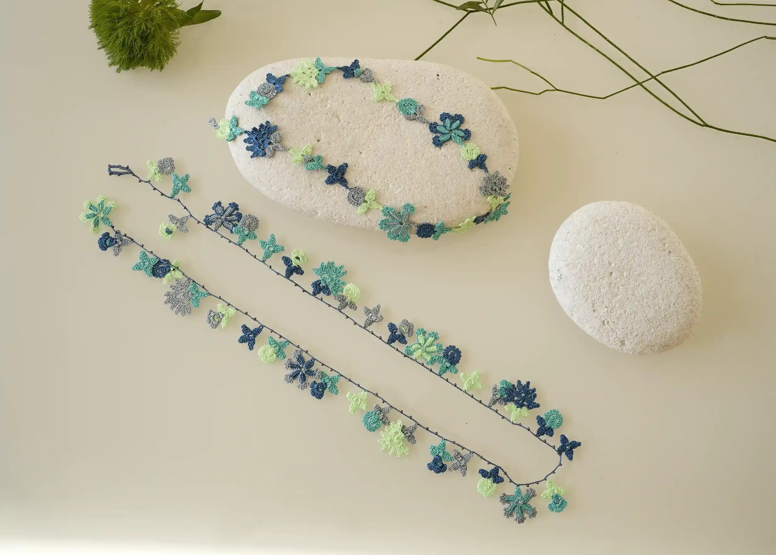 Photo de la gamme Bloom, coloris 'Ocean', colliers et boucles d'oreilles aux motifs floraux