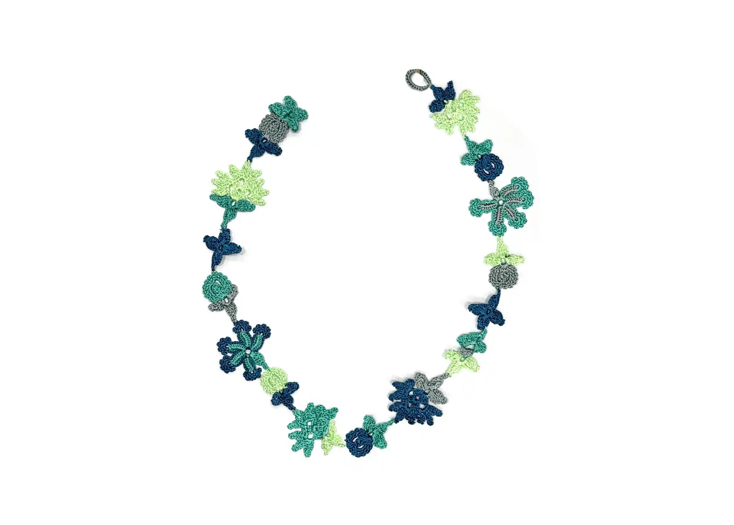 Collier tour de cou en dentelle, au motif floral et coloris 'Ocean', photo prise sur fond blanc