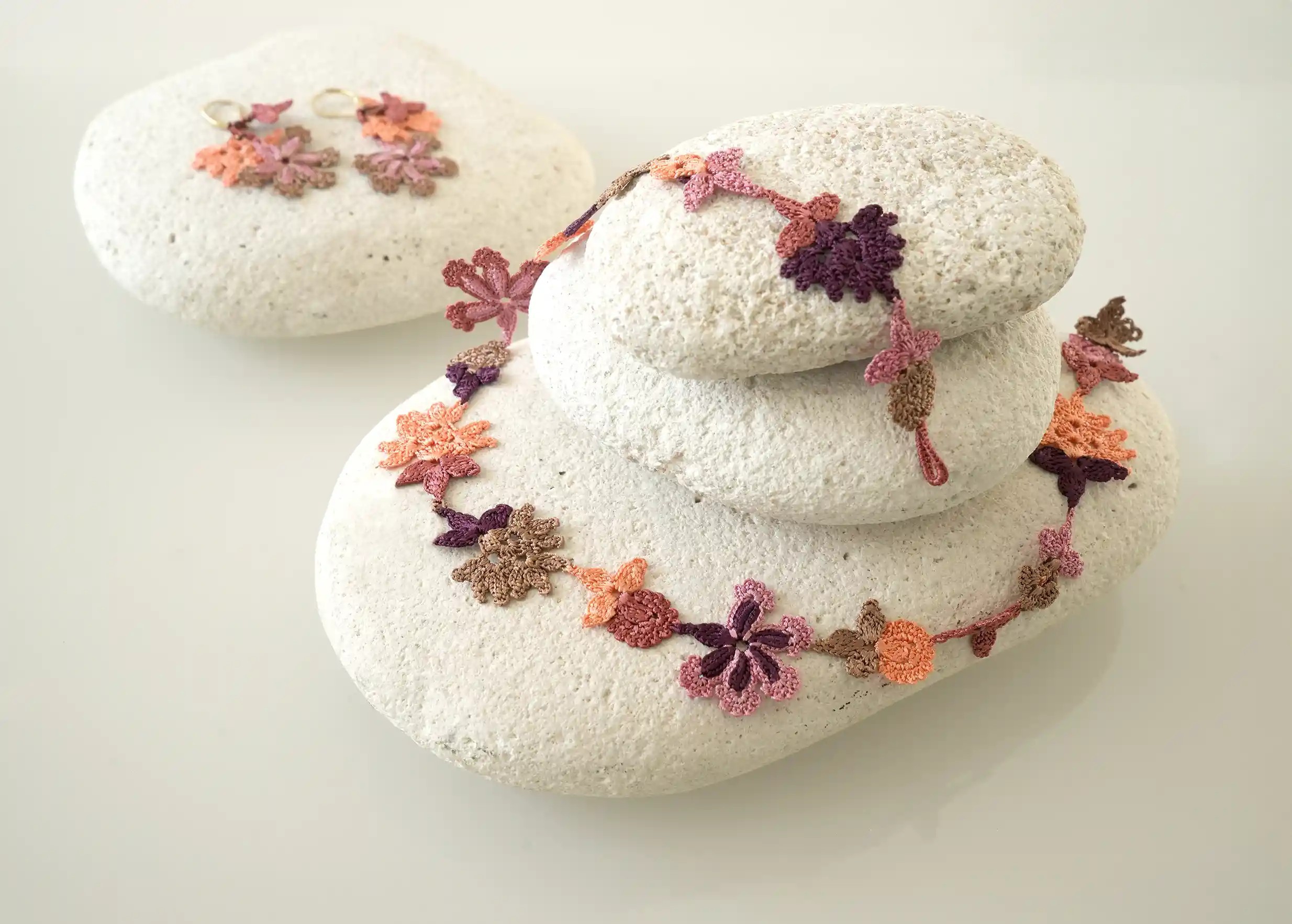 Photo de la gamme Bloom, coloris 'Wood', colliers et boucles d'oreilles aux motifs floraux, Karawan
